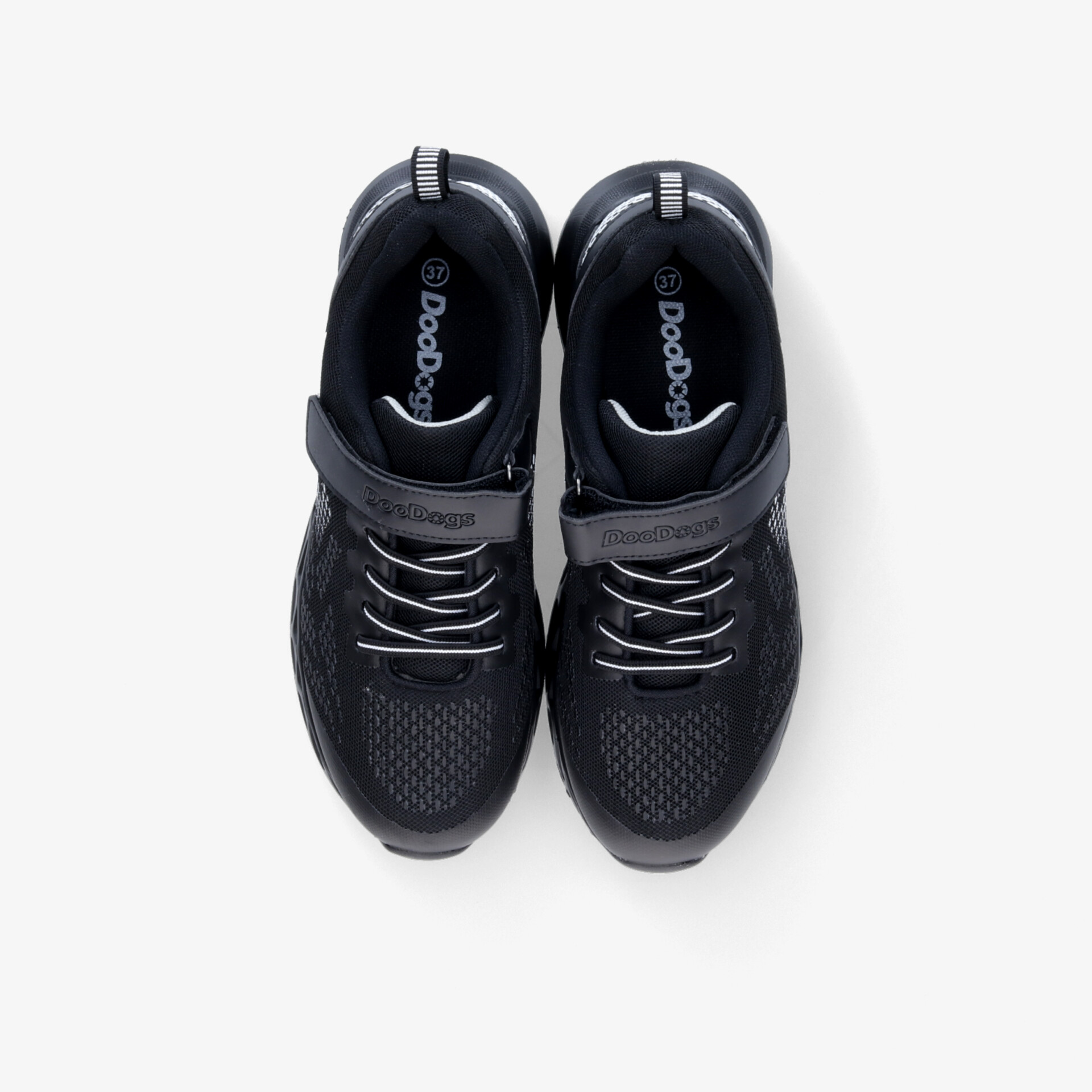 Leichtes und atmungsaktives schwarzes Sportschuh-Paar mit gepolsterter Innensohle und robusten Schnürsenkeln