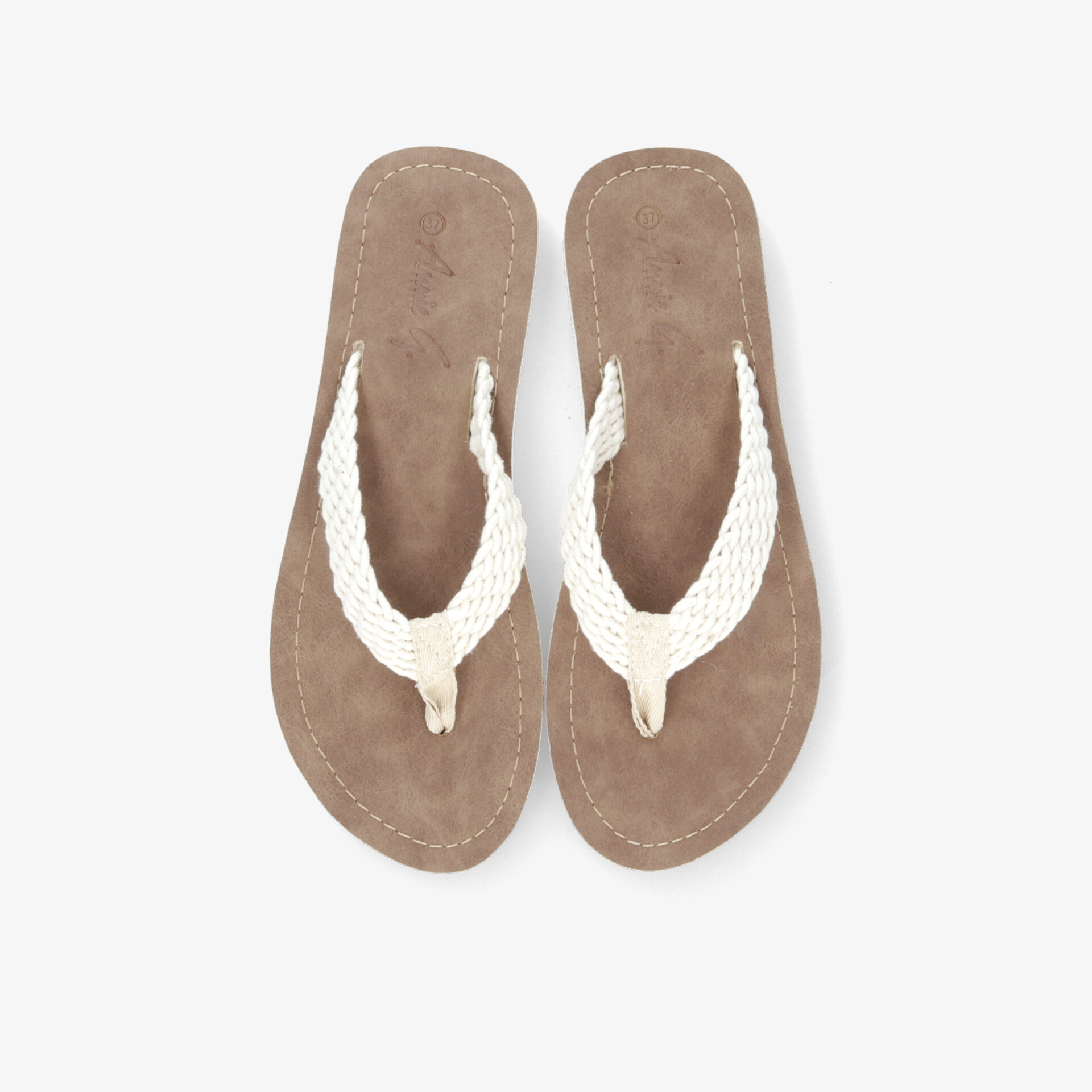 Bequeme und leichte Zehentrenner mit geflochtenem Obermaterial und weicher Sohle für angenehmen Tragekomfort.