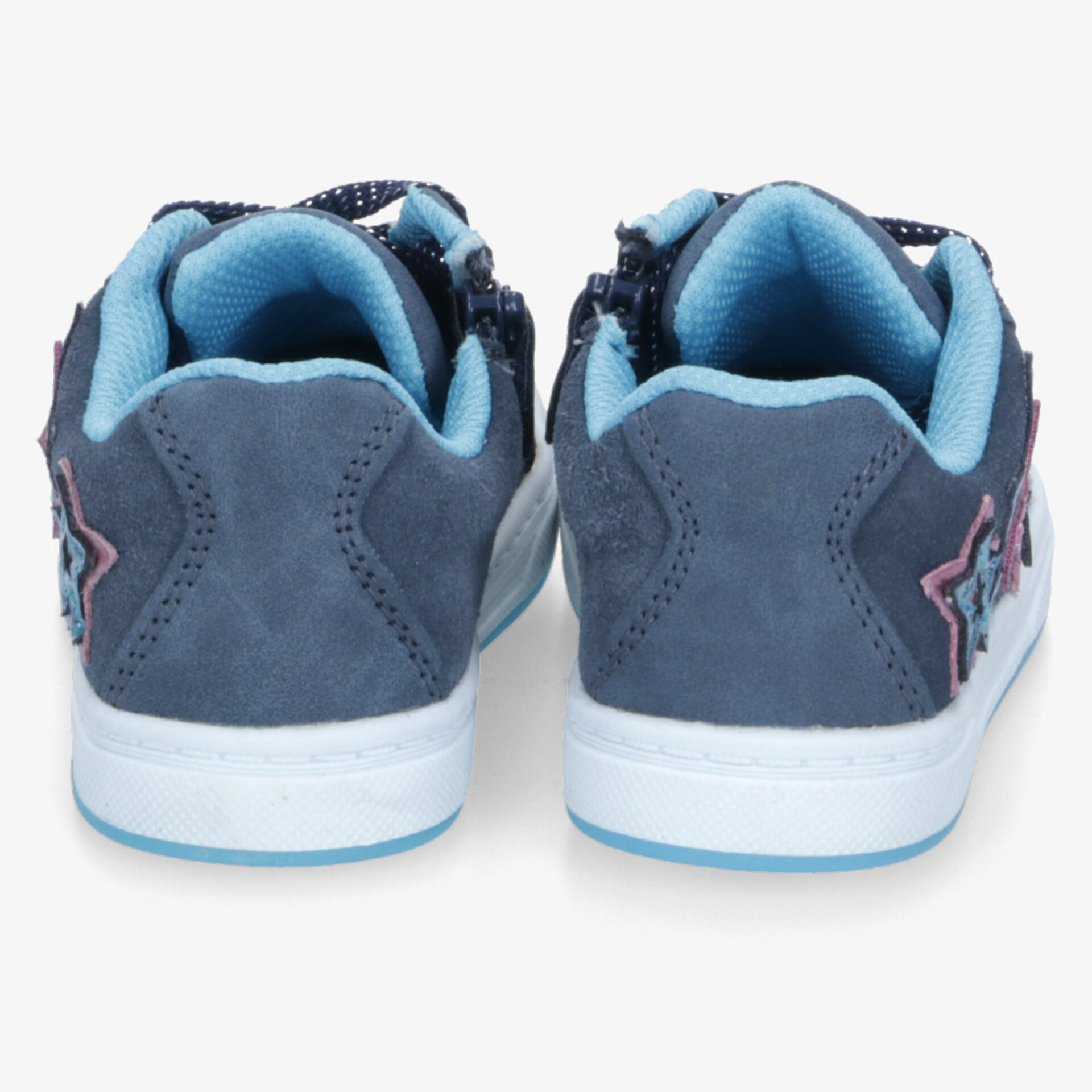 Rückansicht von stabilen, gepolsterten Sportschuhen mit rutschfester Sohle und angenehm weichem Innenfutter