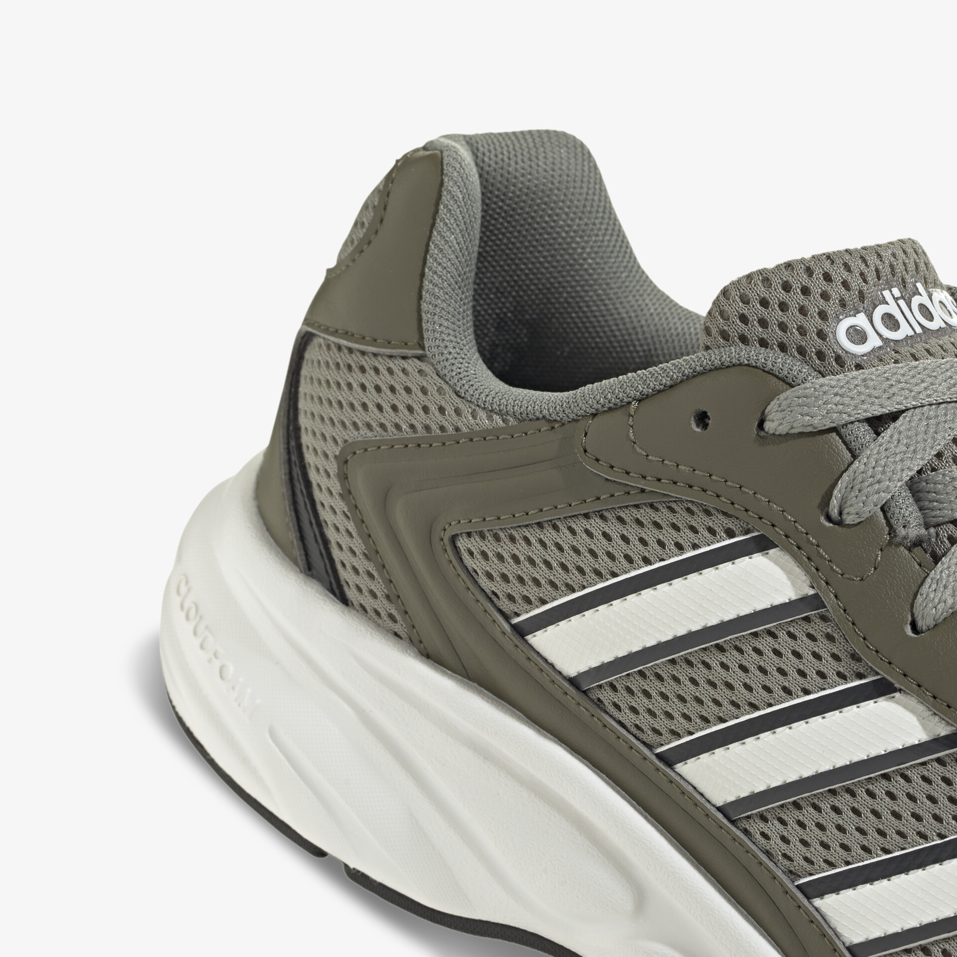 Detailansicht eines olivgrünen Adidas Sneakers mit atmungsaktivem Mesh und bequemer Polsterung