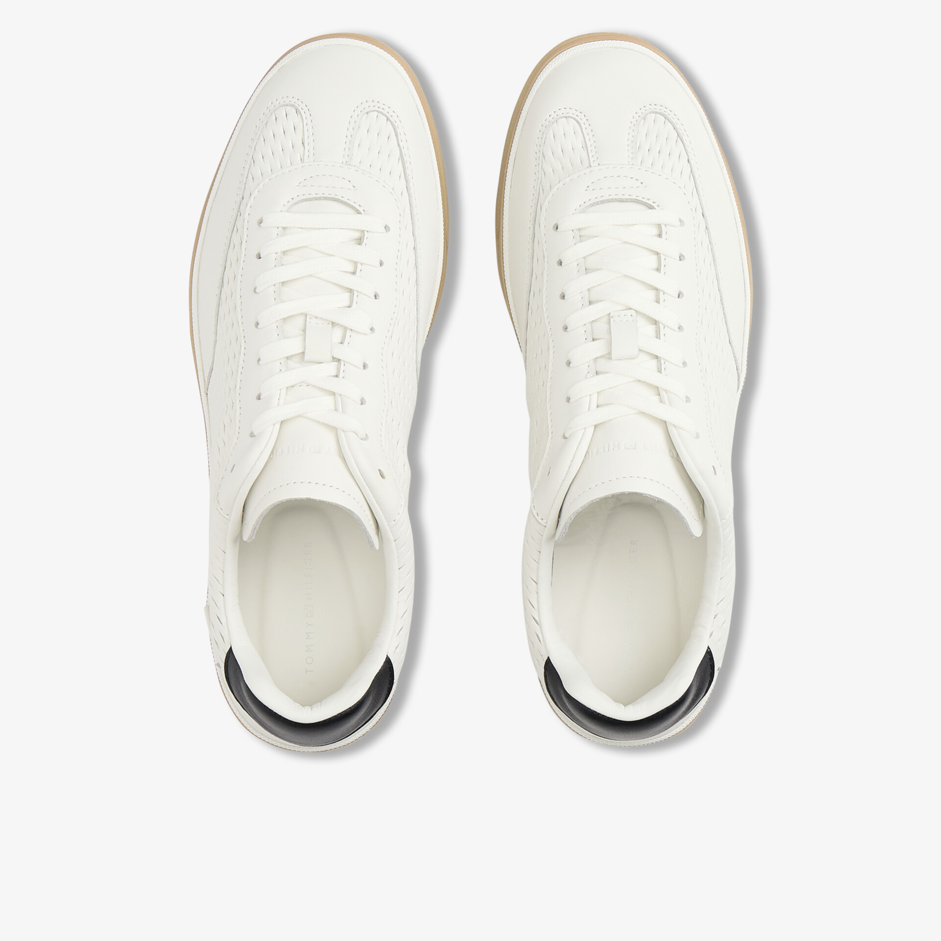 Weißer Sneaker aus Leder mit Schnürung in moderner, komfortabler Ausführung, Oberansicht zeigt Paar