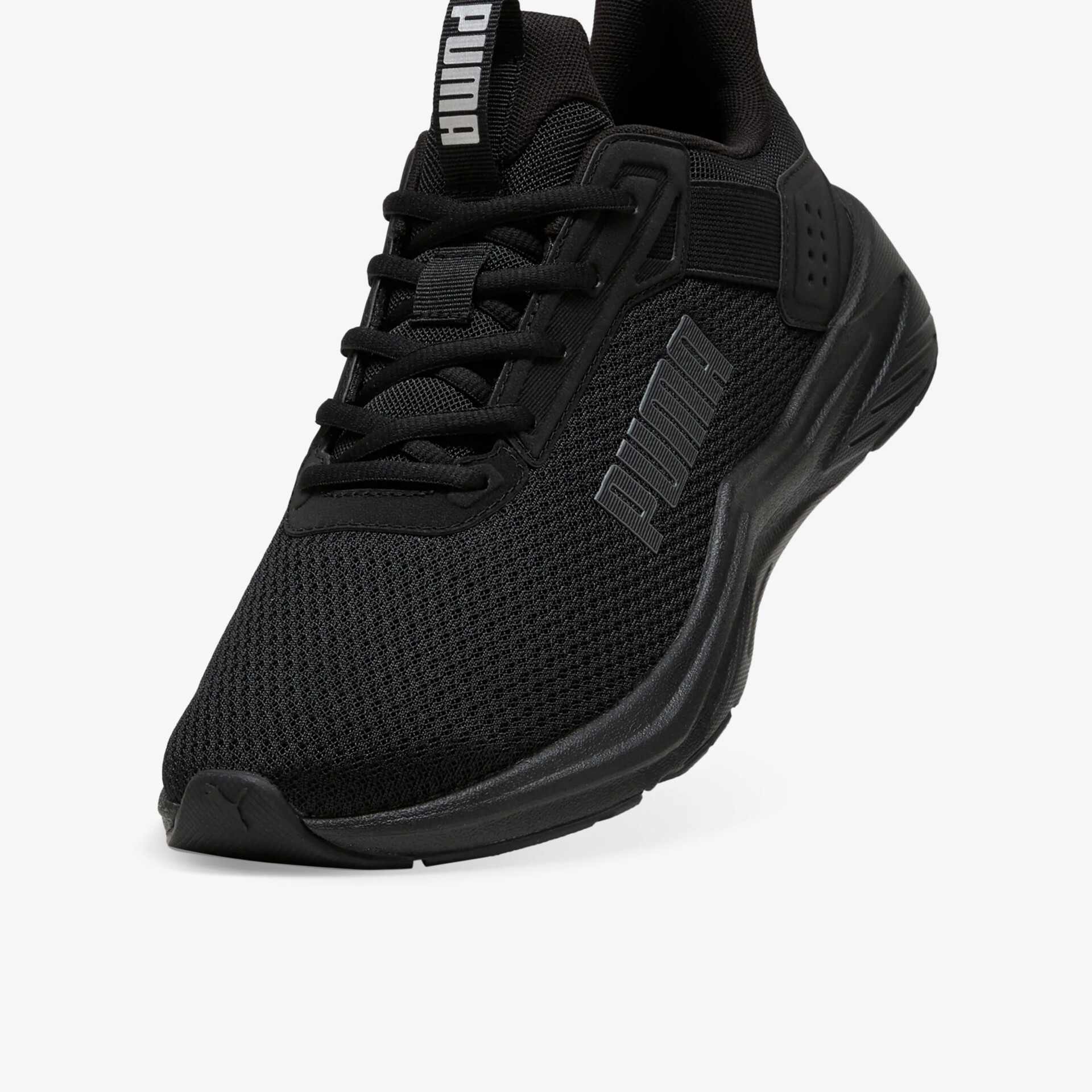 Schwarzer sportlicher Laufschuh mit atmungsaktivem Material, leicht und komfortabel für vielseitigen Einsatz.