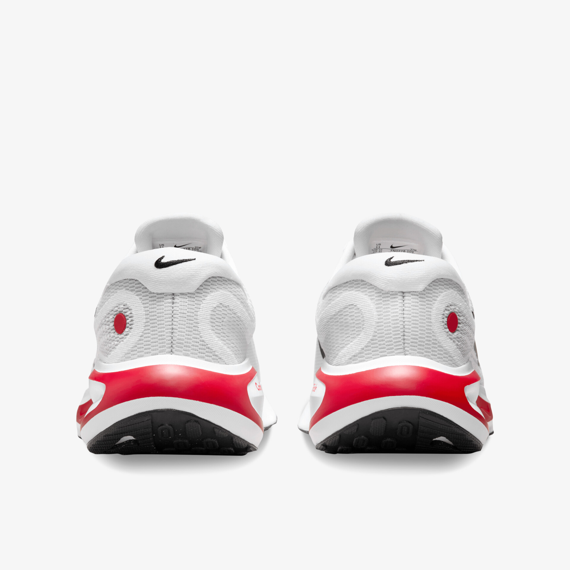 Weiß-roter Sportschuh mit stabiler Fersenkonstruktion und rutschfester Außensohle, ideal für optimalen Halt