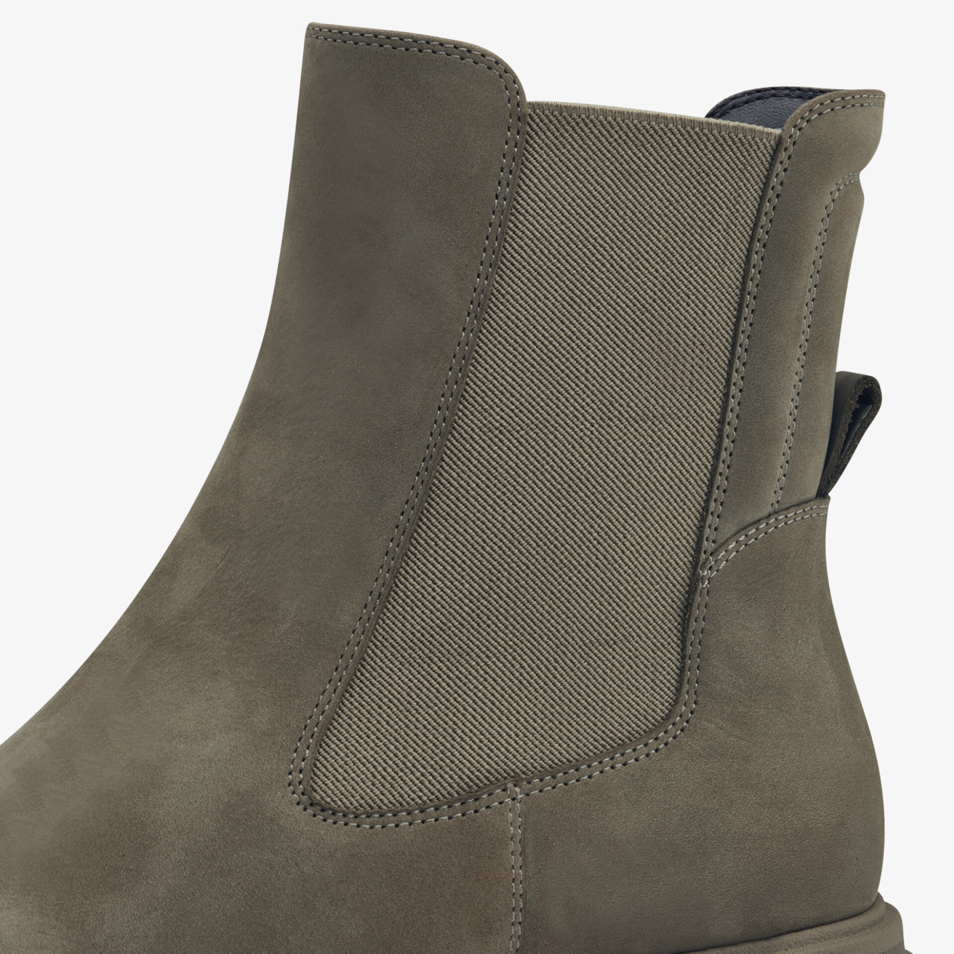 Detailaufnahme eines robusten Boots aus hochwertigem Wildleder mit elastischer Seitenpartie und feiner Naht
