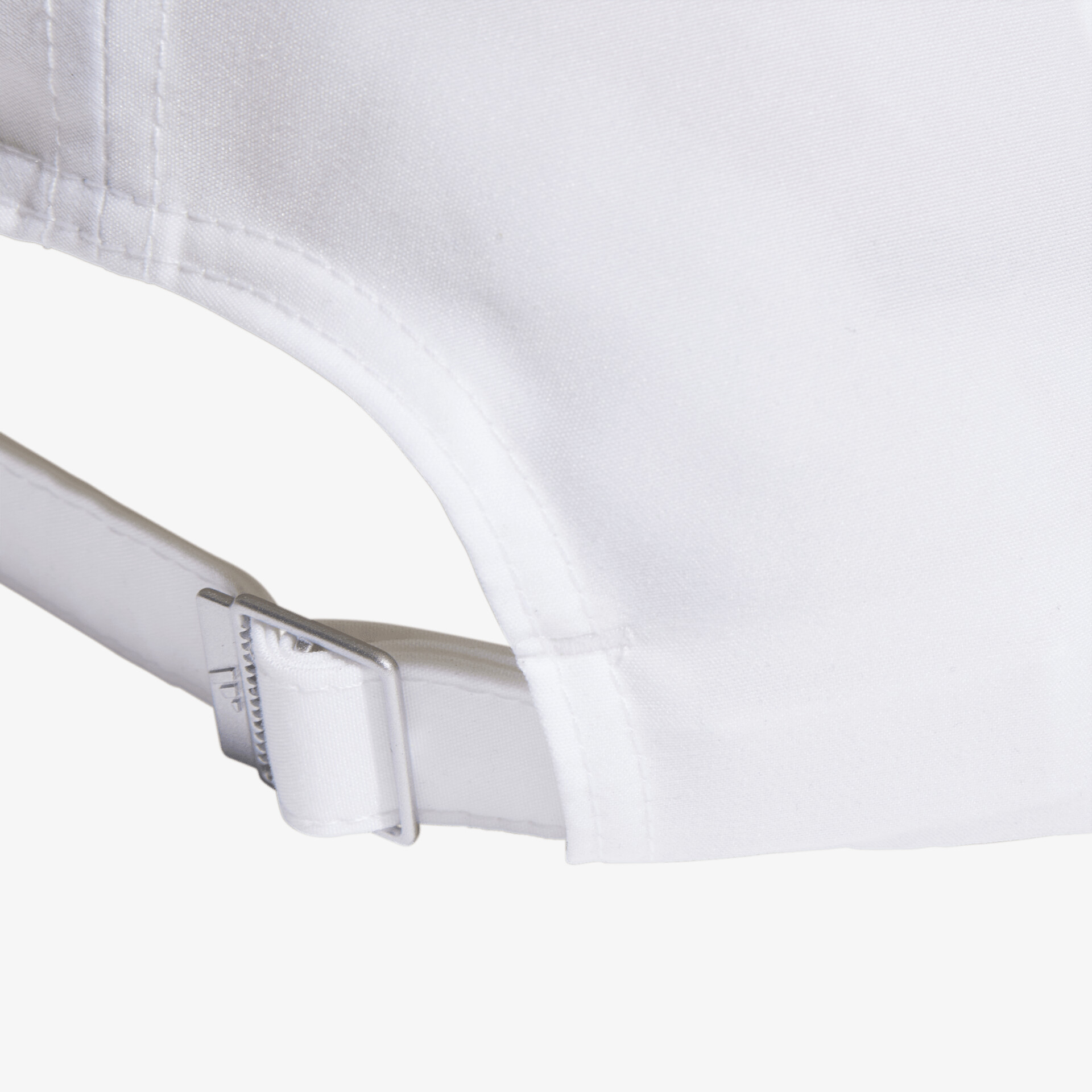 Detailaufnahme einer weißen Basecap aus robustem Material mit verstellbarem Verschluss für optimalen Komfort.