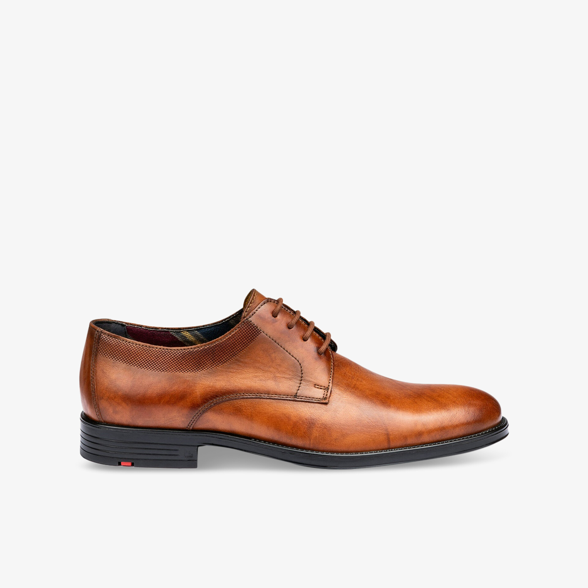 Eleganter klassischer Lederschuh in braun mit feiner Verarbeitung und rutschfester schwarzer Sohle, seitliche Ansicht