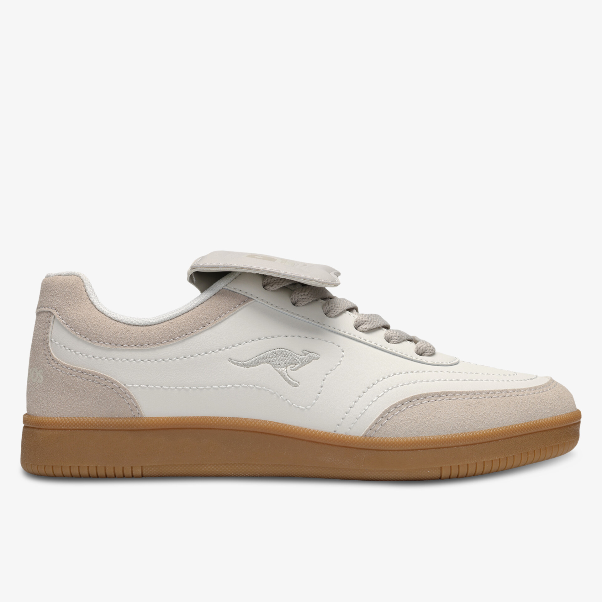 Moderner Sneaker mit robustem Profil, komfortable Passform und langlebiger Gummisohle in Seitenansicht