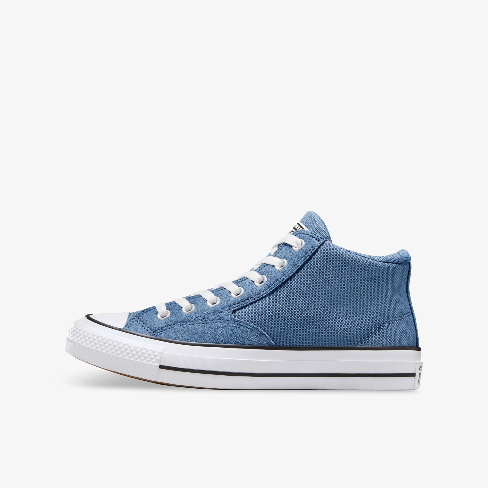 Seitliche Ansicht eines blauen Sneakers mit weißer Sohle und Schnürung, modern und bequem gestaltet