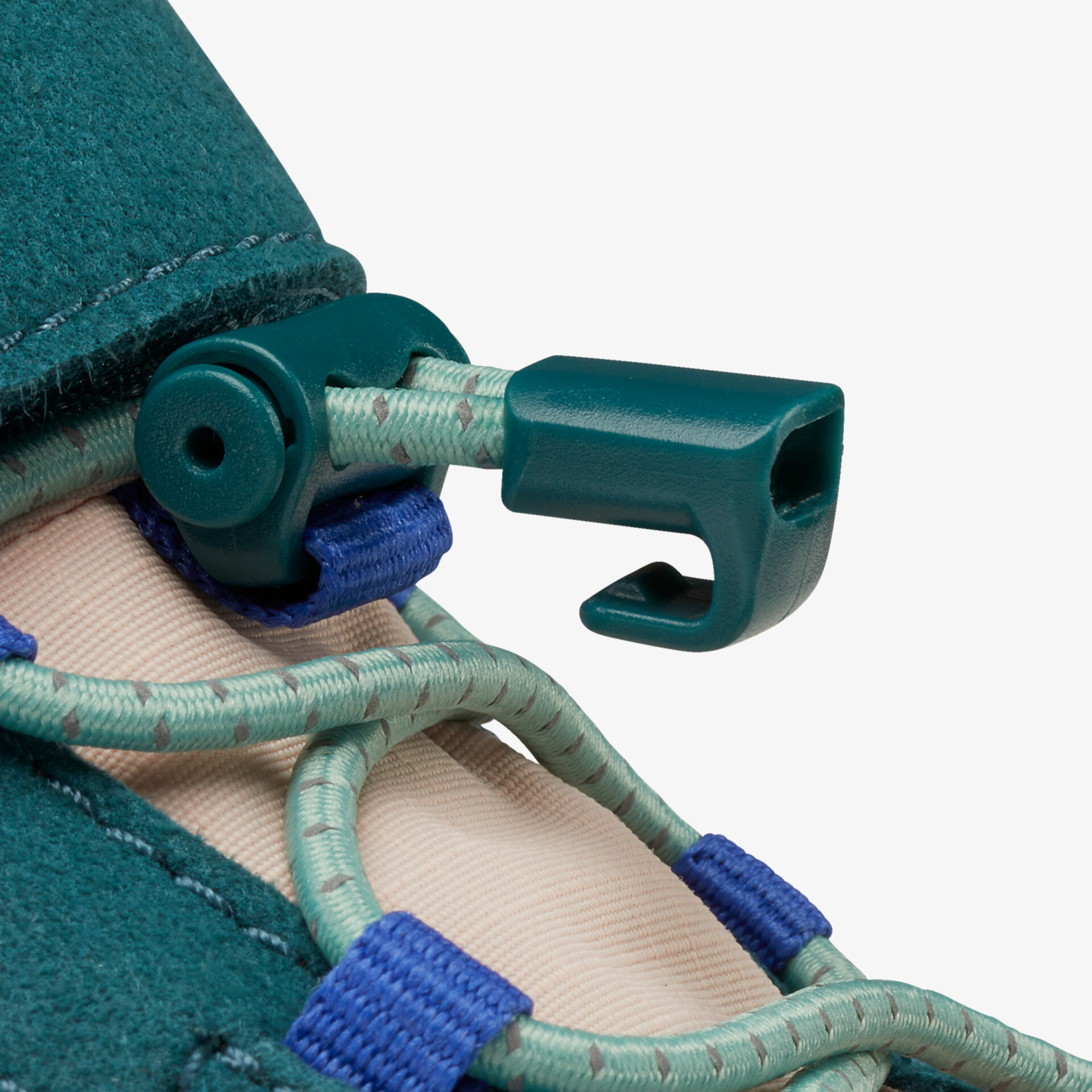 Detailaufnahme eines Schuhs mit innovativem Schnellschnürsystem und anpassungsfähigem Design.