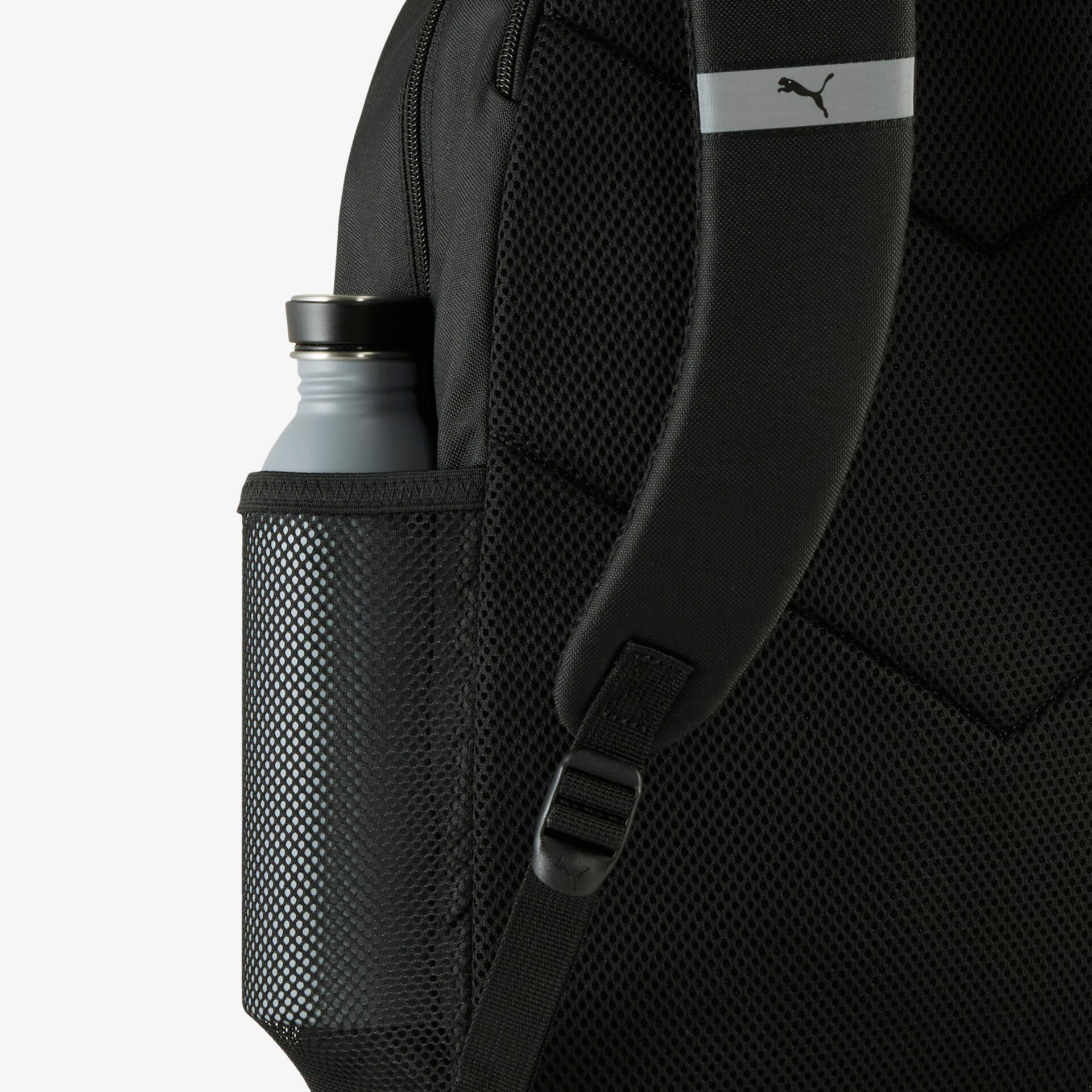 Schwarzer Rucksack mit isolierter Wasserflasche im seitlichen Netzfach und gepolstertem Schultergurt