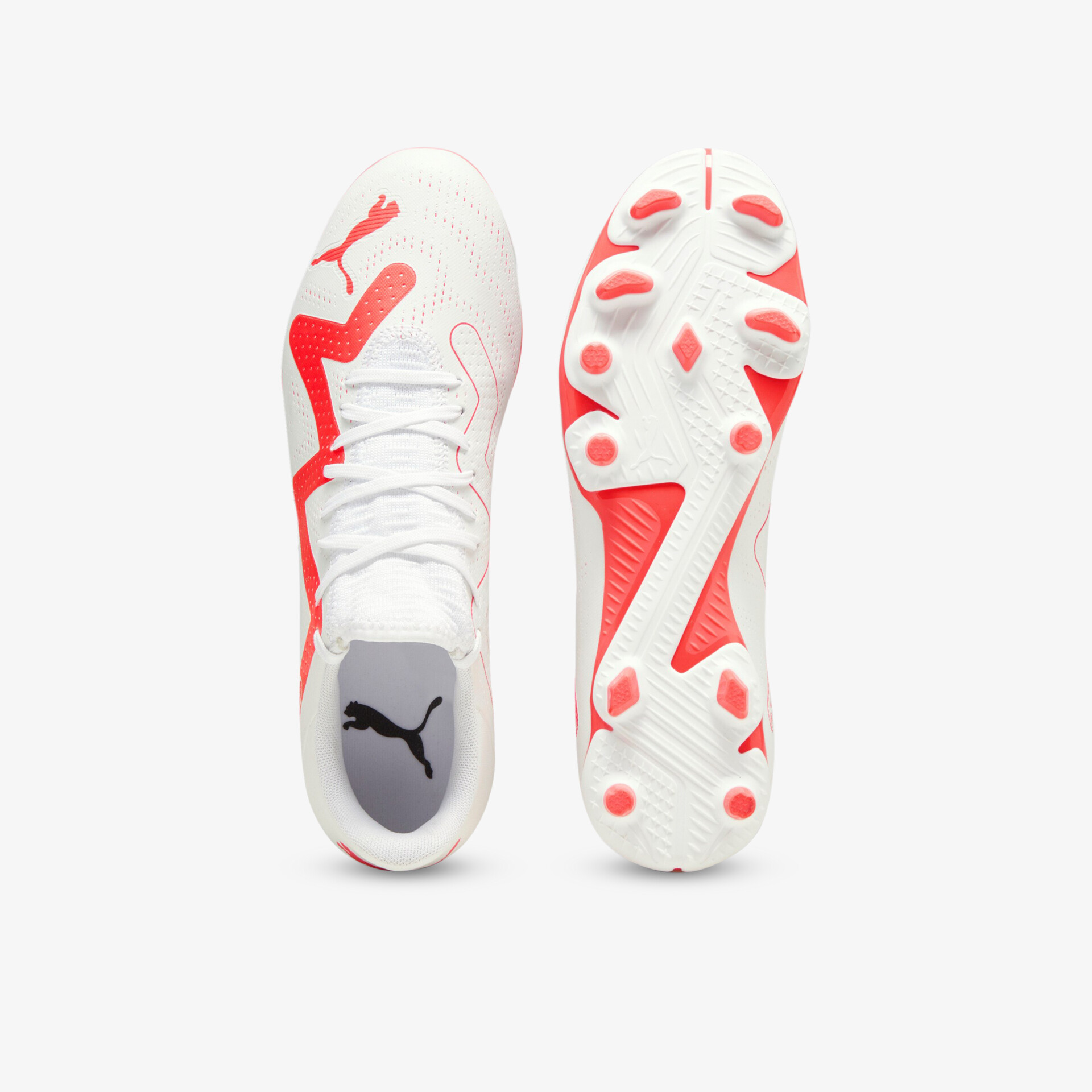 Leichte Fußballschuhe mit optimaler Traktion und dynamischem Design für maximale Performance auf dem Spielfeld.