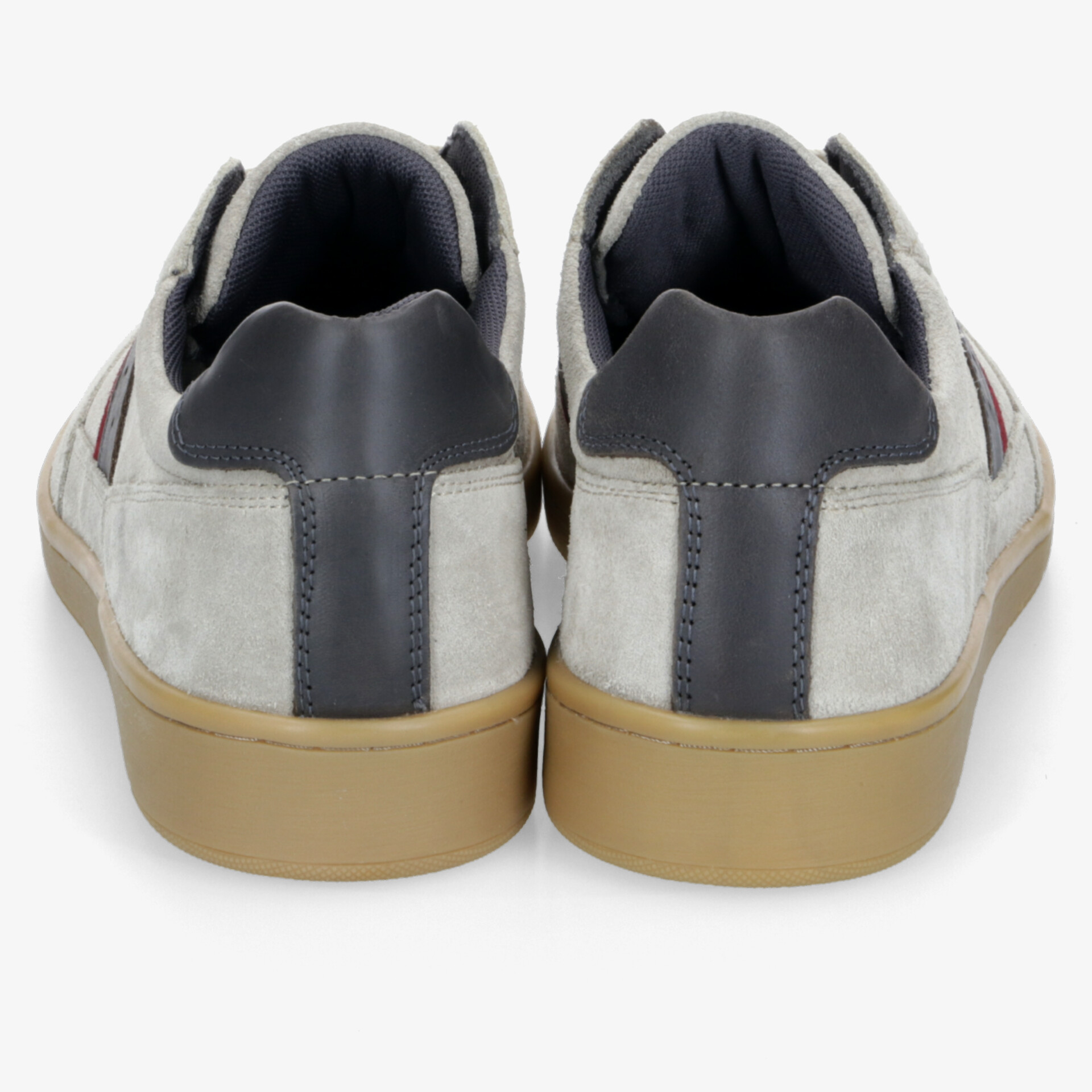 Rückansicht von weißen Sneakern mit dunkelblauen Details und robuster Gummisohle für optimalen Komfort