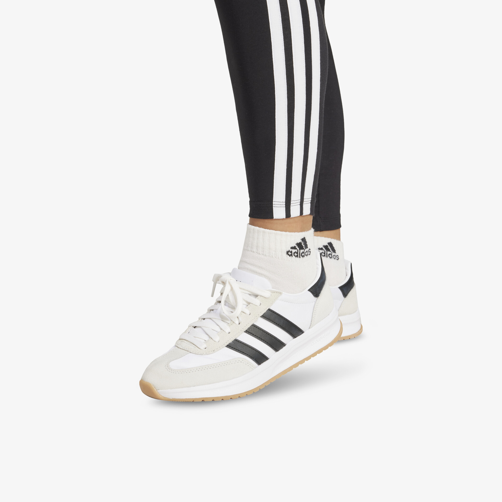 Leichter weißer Sneaker mit schwarzen Streifen, sportliches Design, atmungsaktiv und bequemer Sitz, seitliche Ansicht