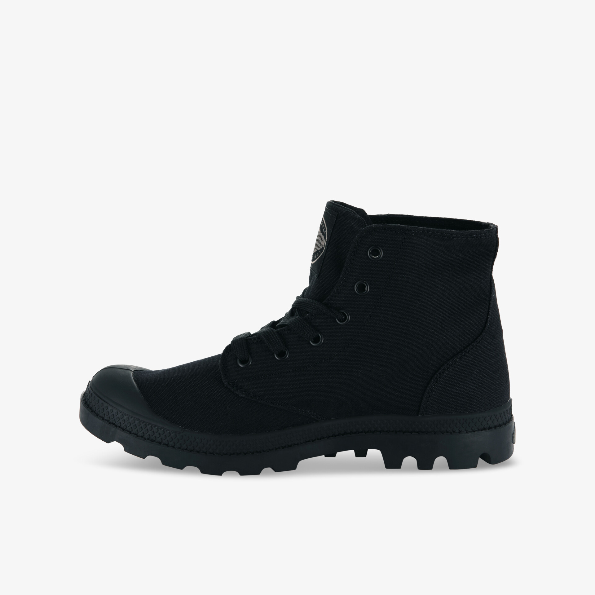 Schwarzer Stiefel mit robuster Sohle und klassischem Design für vielseitige und komfortable Nutzung.