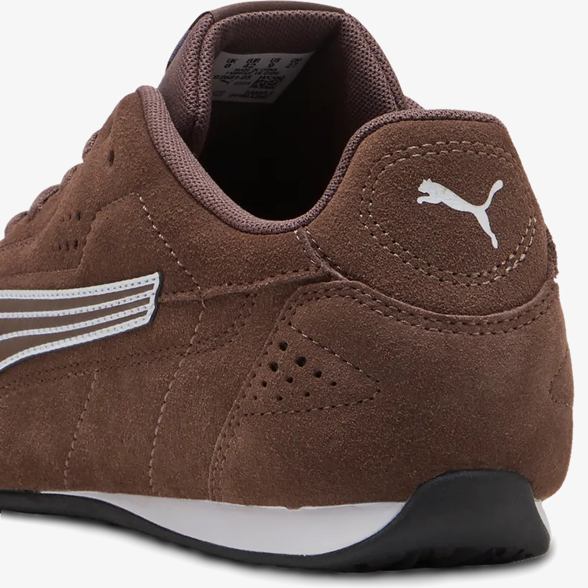 Brauner Wildleder-Schuh mit Puma-Logo und gepolstertem Schaftrand in Rückansicht