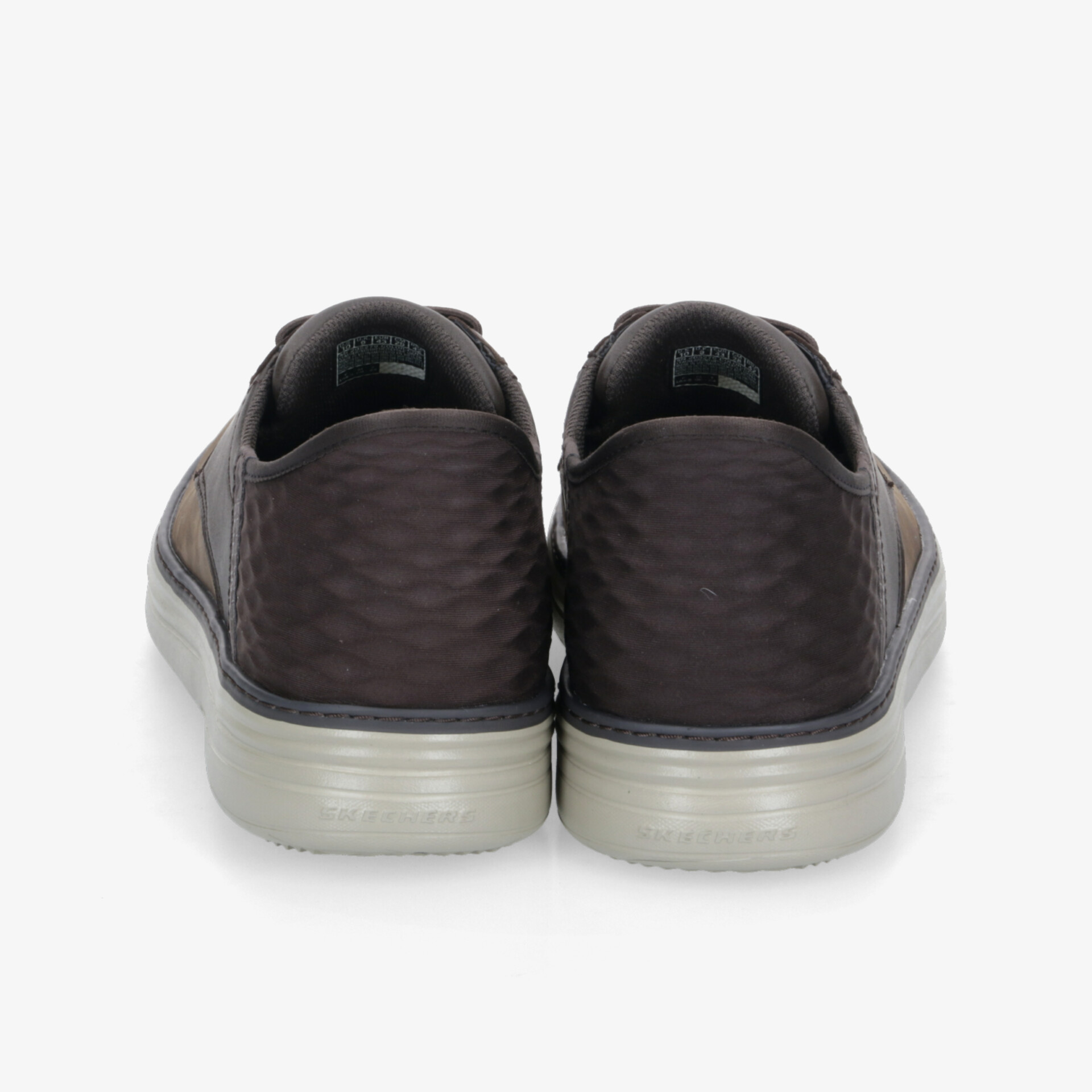 Dunkelbraune Schuhe mit strukturierter Oberfläche und weißer rutschfester Sohle, Rückansicht