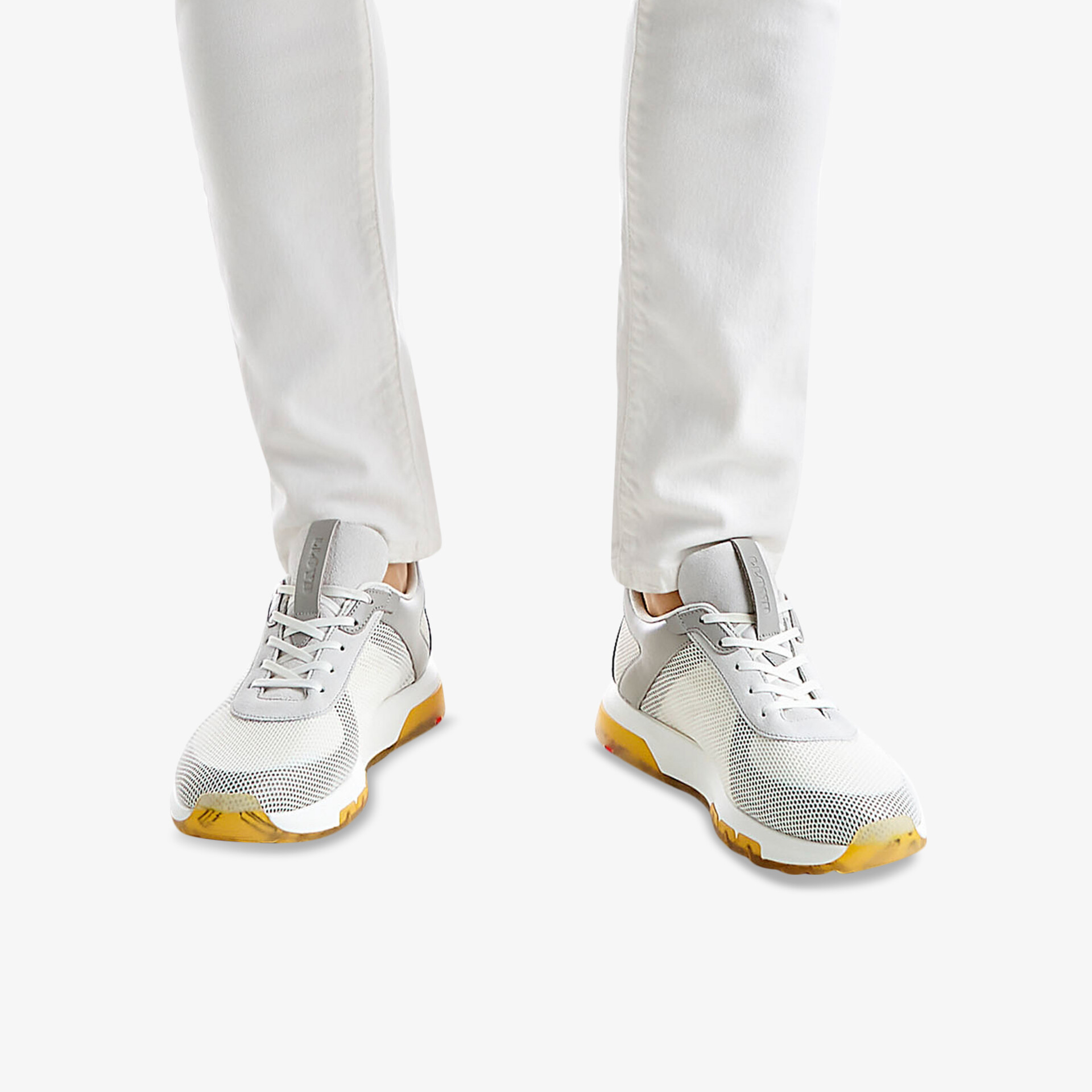 Modische weiße Sneaker mit kontrastierender gelber Sohle und elegantem, zeitgemäßem Design.