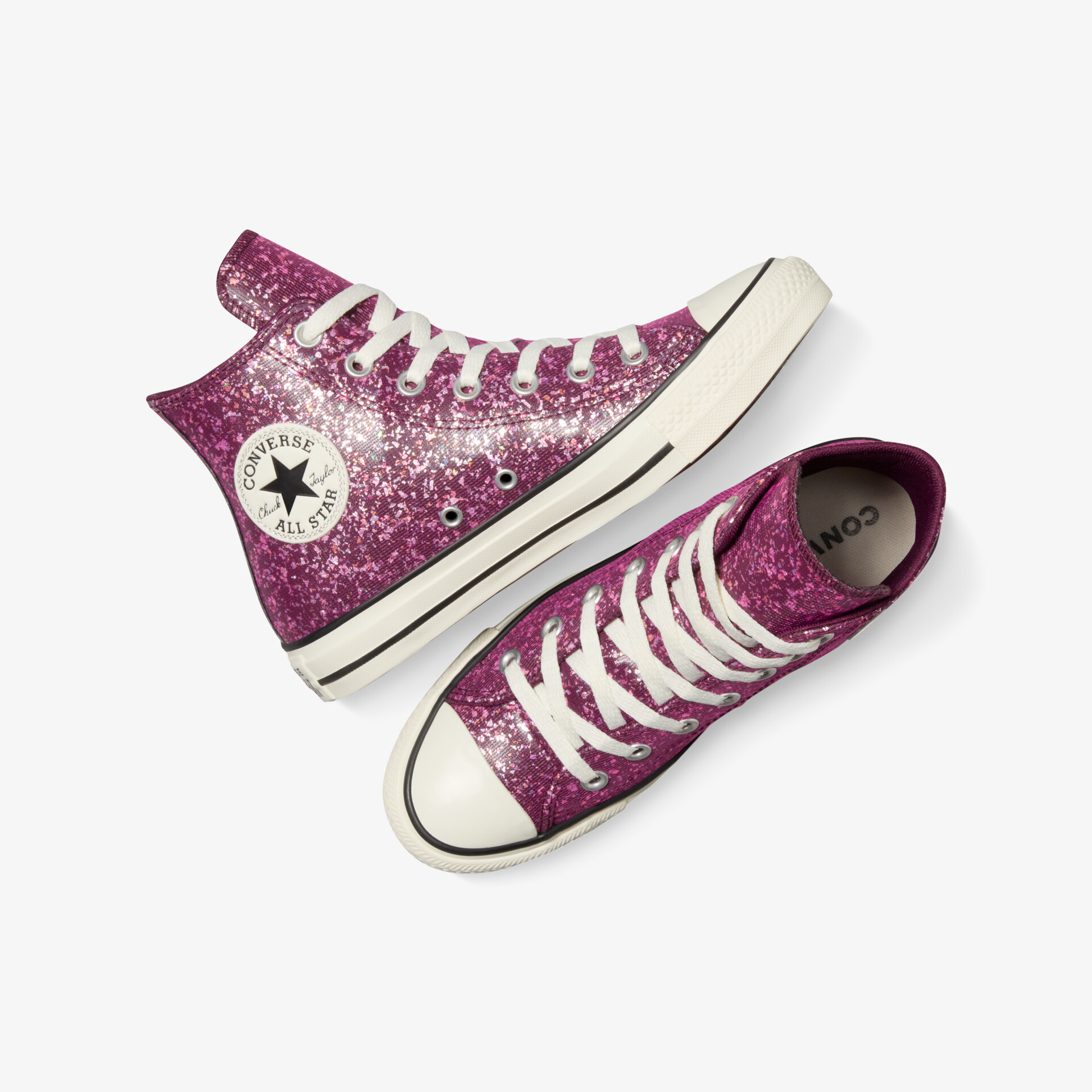 Glitzernde Sneaker mit hohem Schaft und weißen Schnürsenkeln, modisch und komfortabel im Paar liegend