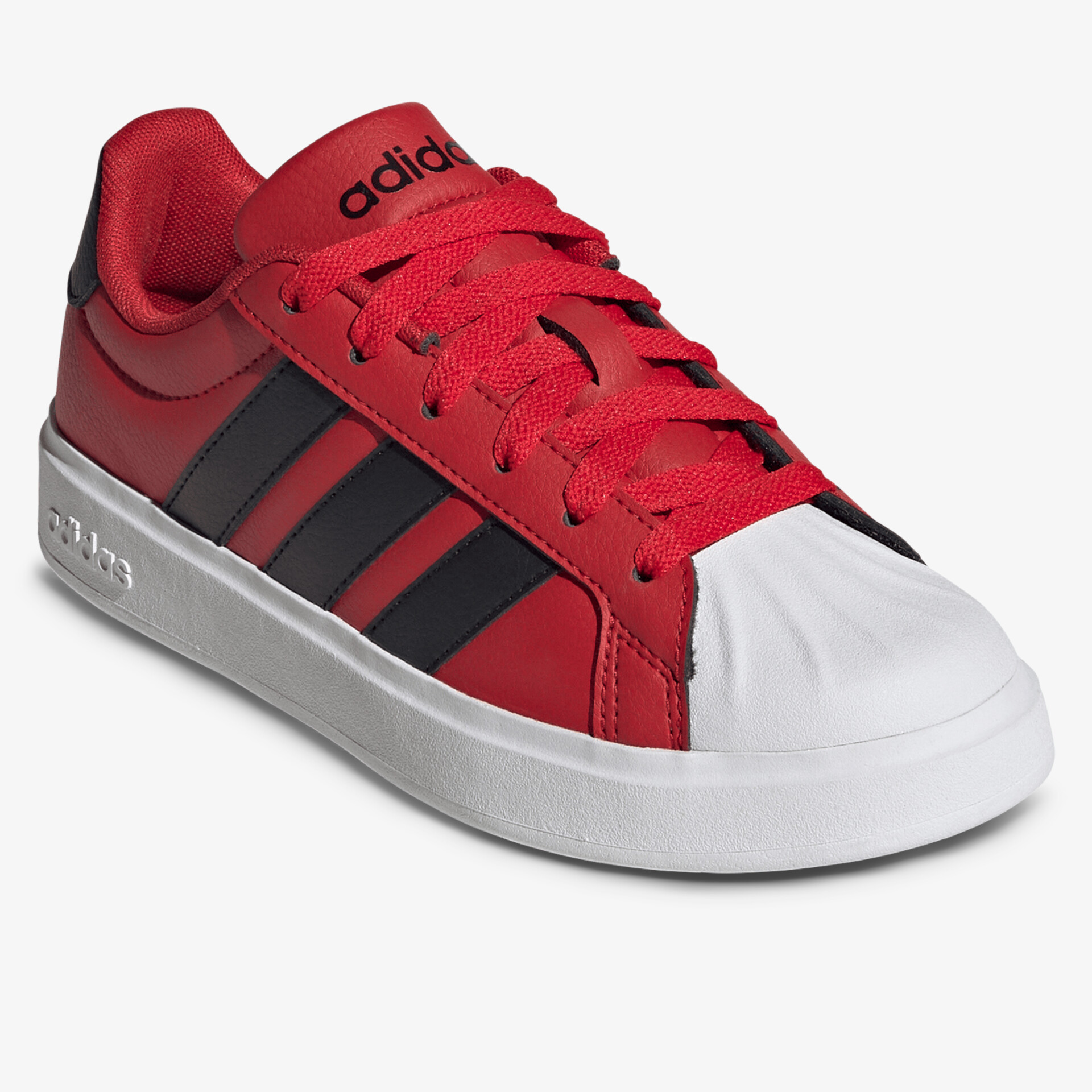 Moderner roter Sneaker mit robustem Zehenschutz und drei schwarzen Streifen, bequem und langlebig