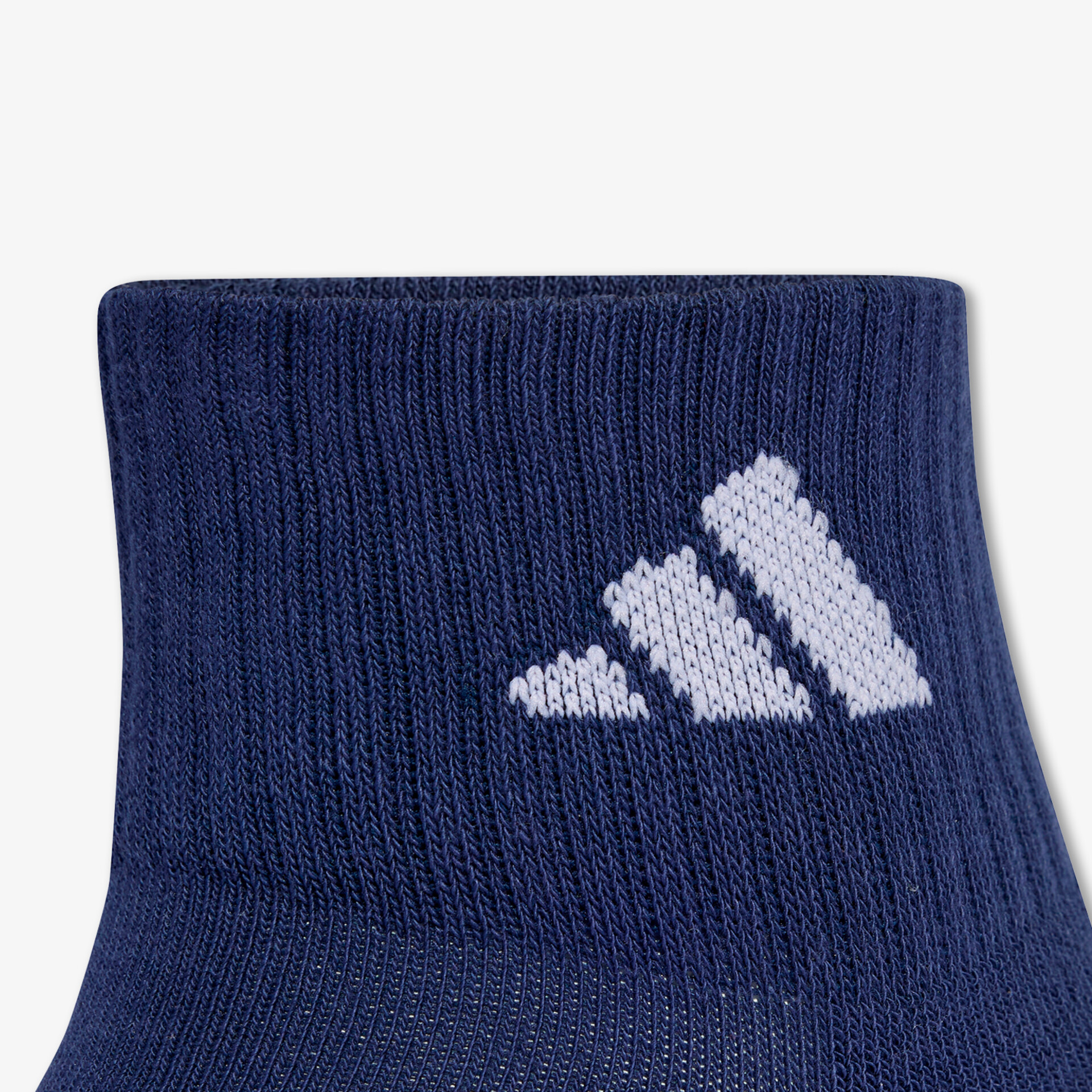 Detailaufnahme eines navy blauen Strickschafts mit weißem Adidas-Logo für optimalen Komfort