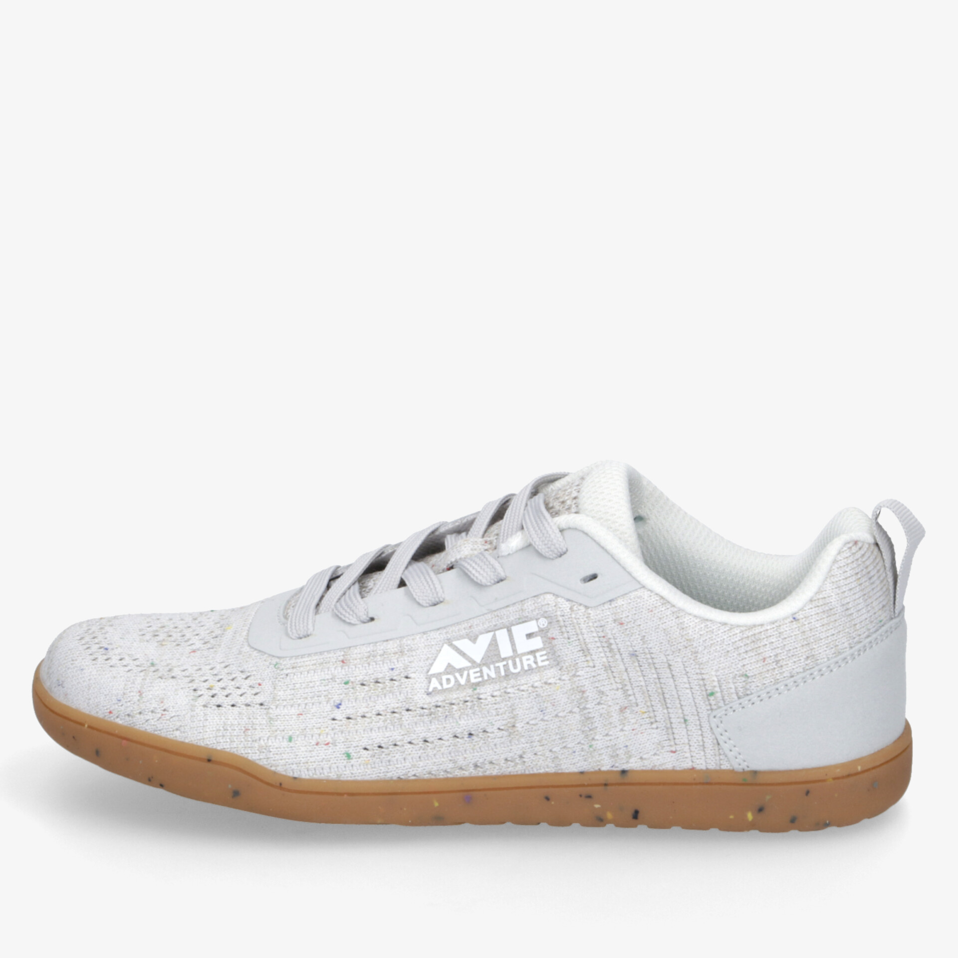 Leichter grauer Sneaker mit atmungsaktivem gestricktem Obermaterial und brauner rutschfester Sohle, bequem und flexibel