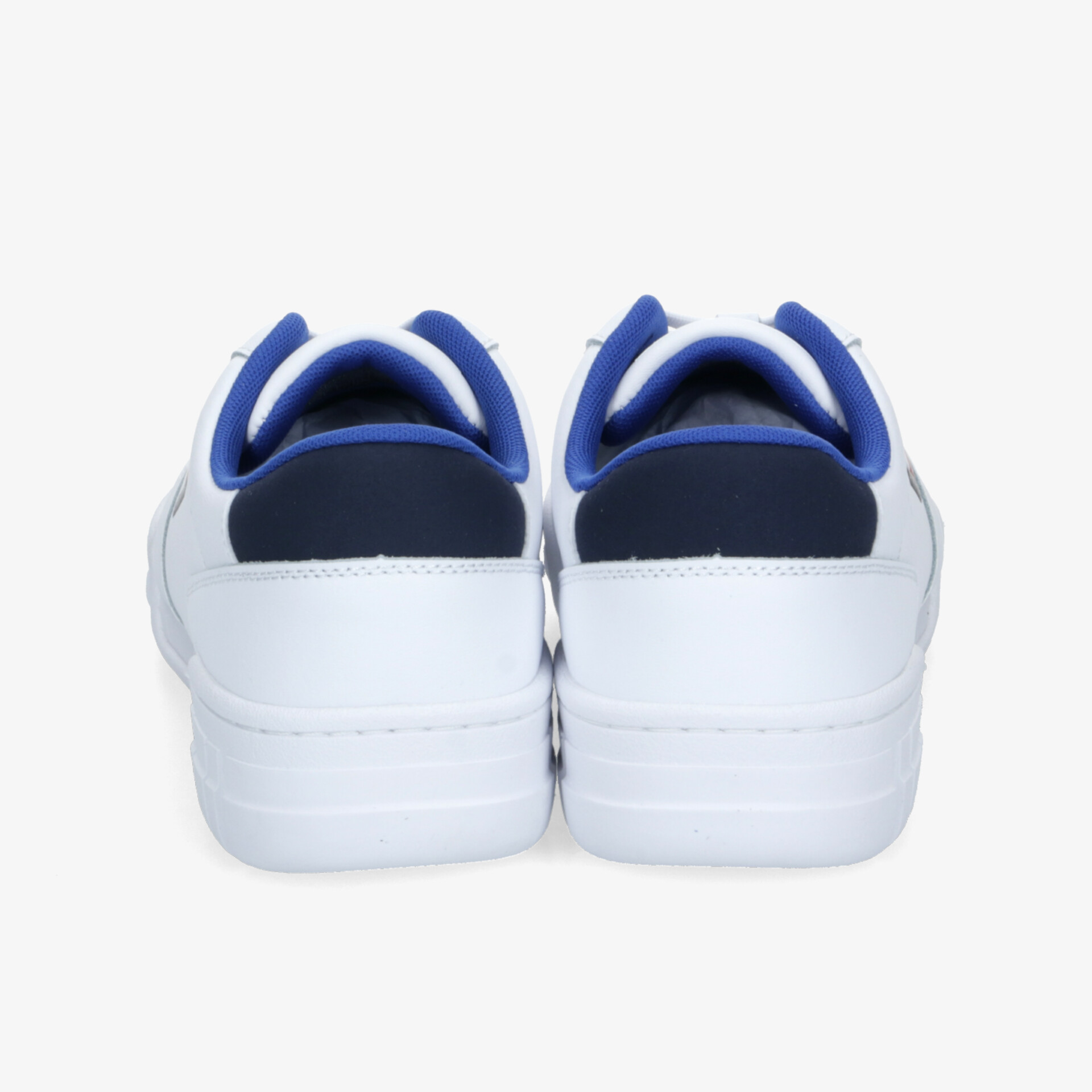 Weiße Sneaker mit blauem gepolstertem Schuhkragen und robuster Sohle in Rückansicht zeigen sportliches, bequemes Design