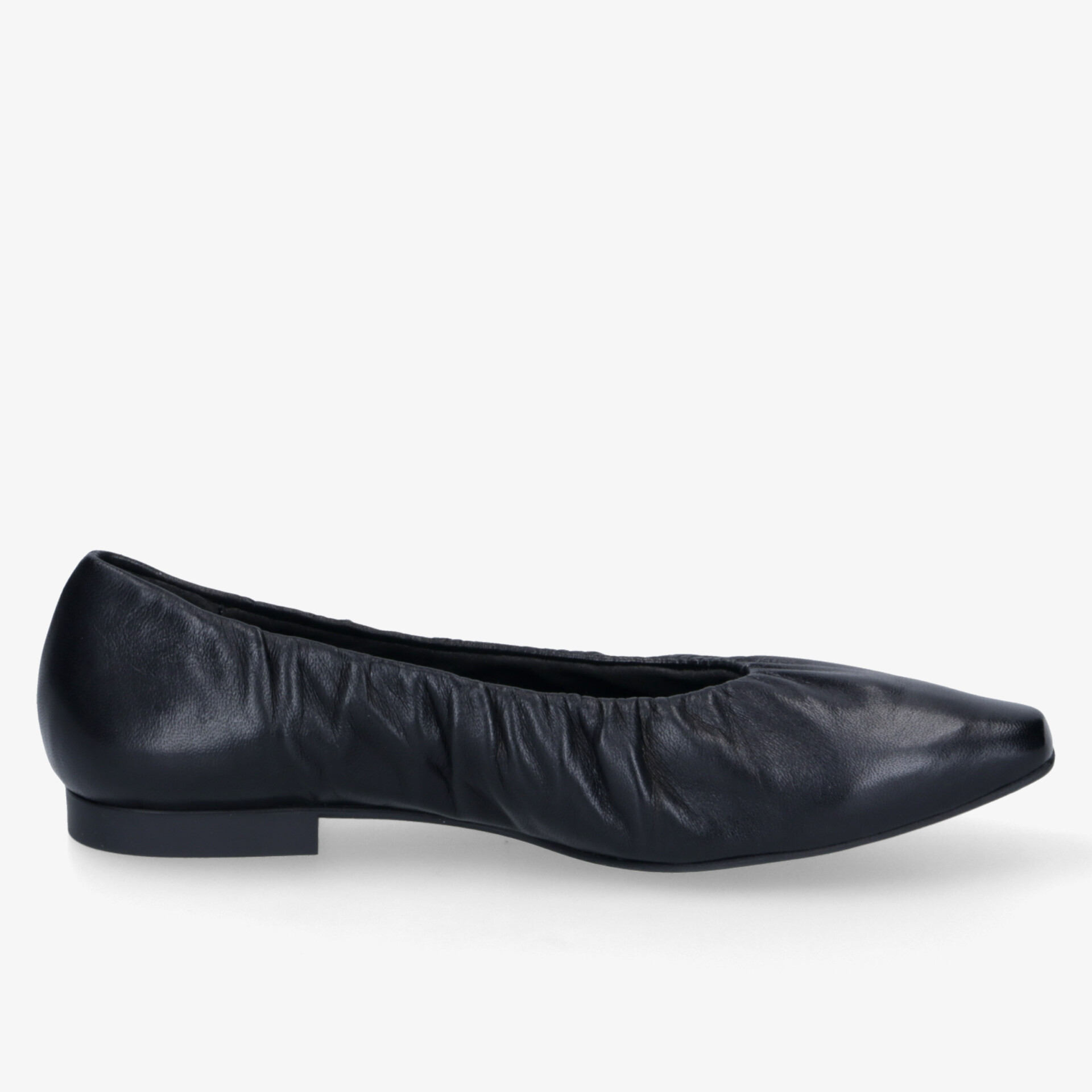 Schwarzer flacher Schuh in seitlicher Ansicht, weich und komfortabel mit elegant schlichtem Design