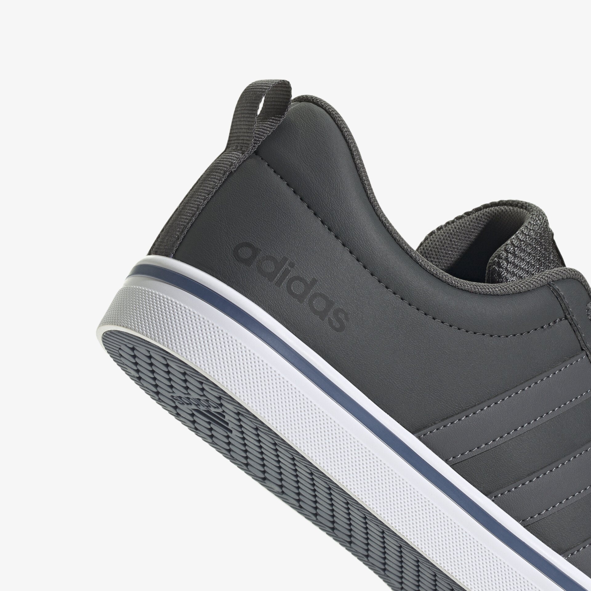 Seitlicher Blick auf einen sportlichen, bequemen Sneaker mit strapazierfähigem Obermaterial und rutschfester Sohle