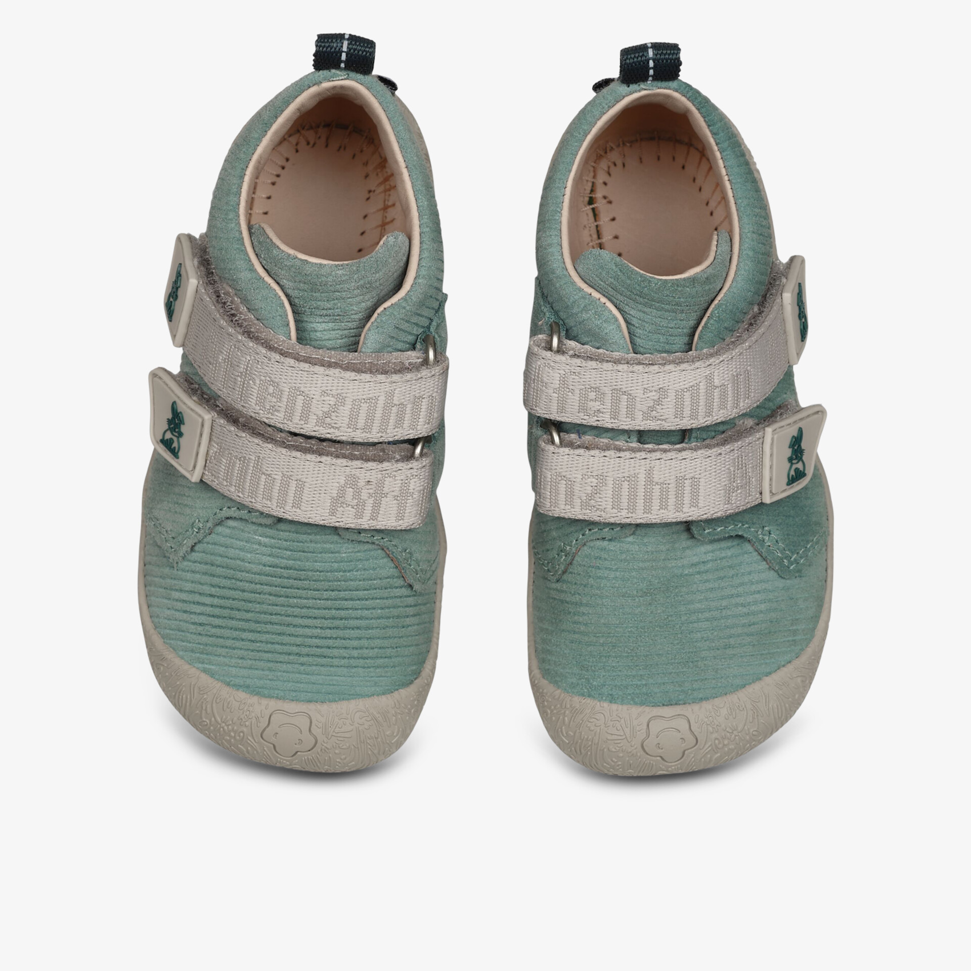 Bequeme Kinderschuhe mit rutschfester Sohle und praktischen Klettverschlüssen in heller Farbgestaltung