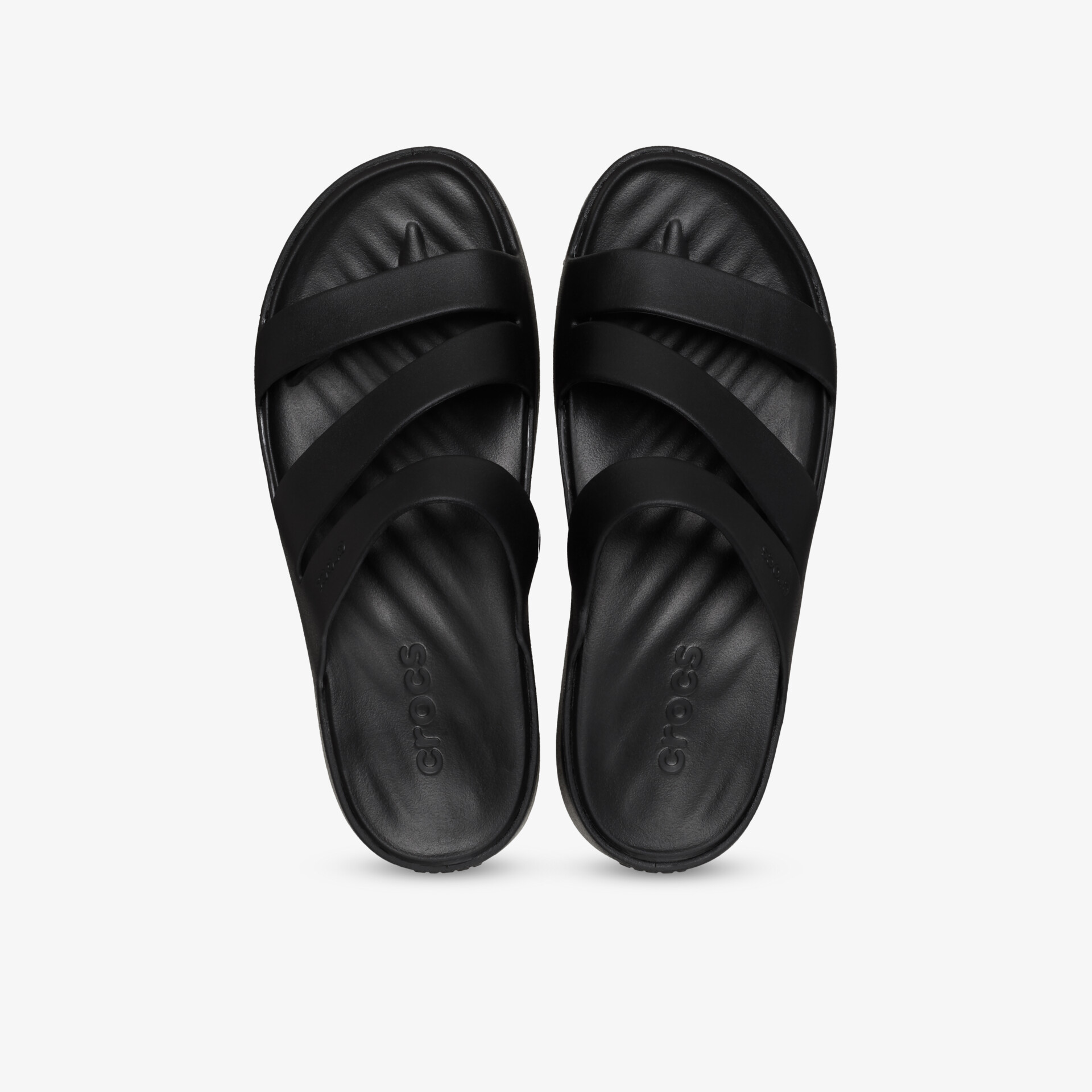 Bequeme schwarze Sandalen mit gepolstertem Fußbett und rutschfester Sohle für optimalen Tragekomfort