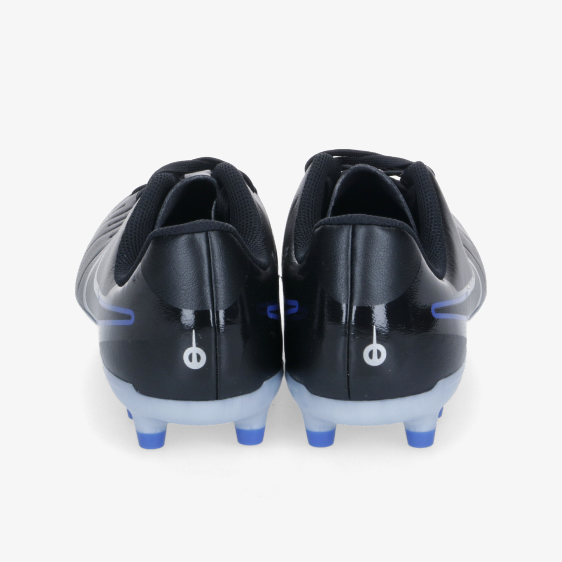 Rückansicht von robusten schwarzen und blauen Fußballschuhen als Paar mit stabiler, griffiger Sohle