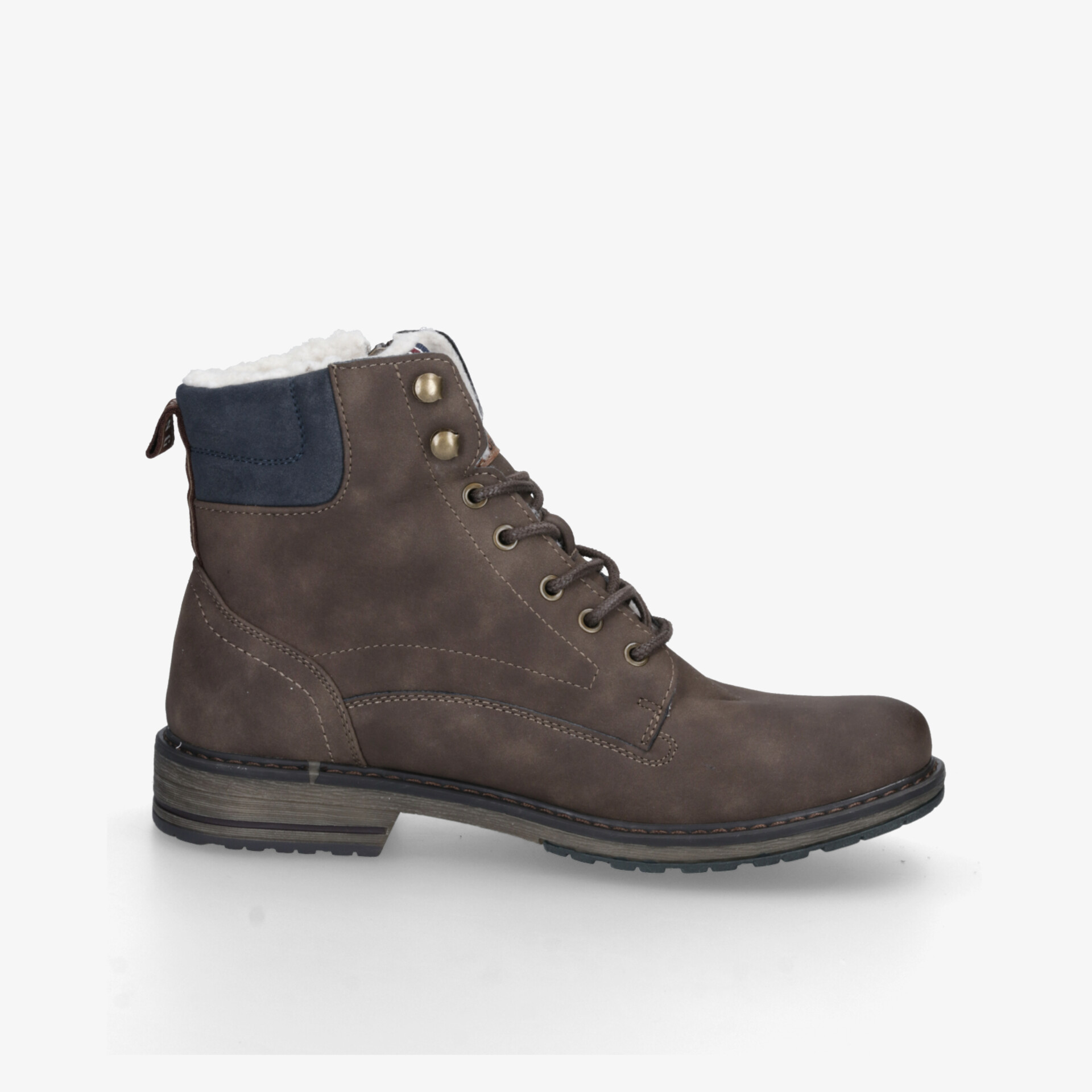 Robuster brauner Outdoor-Stiefel mit warmer Fütterung, rutschfester Sohle und bequemer Passform auf weißem Hintergrund