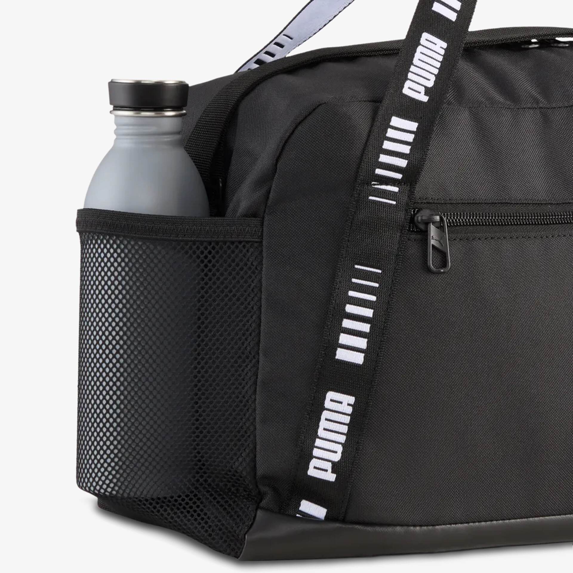 Schwarze Tasche mit seitlichem Flaschenhalter und PUMA Logo-Tragegurt, robuste und praktische Sporttasche