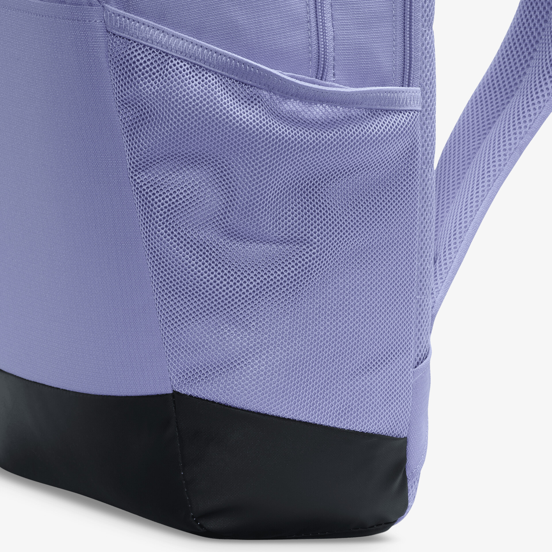 Detailaufnahme eines violetten Rucksacks mit schwarzem eckigem Boden und Netzwerk-Seitentasche