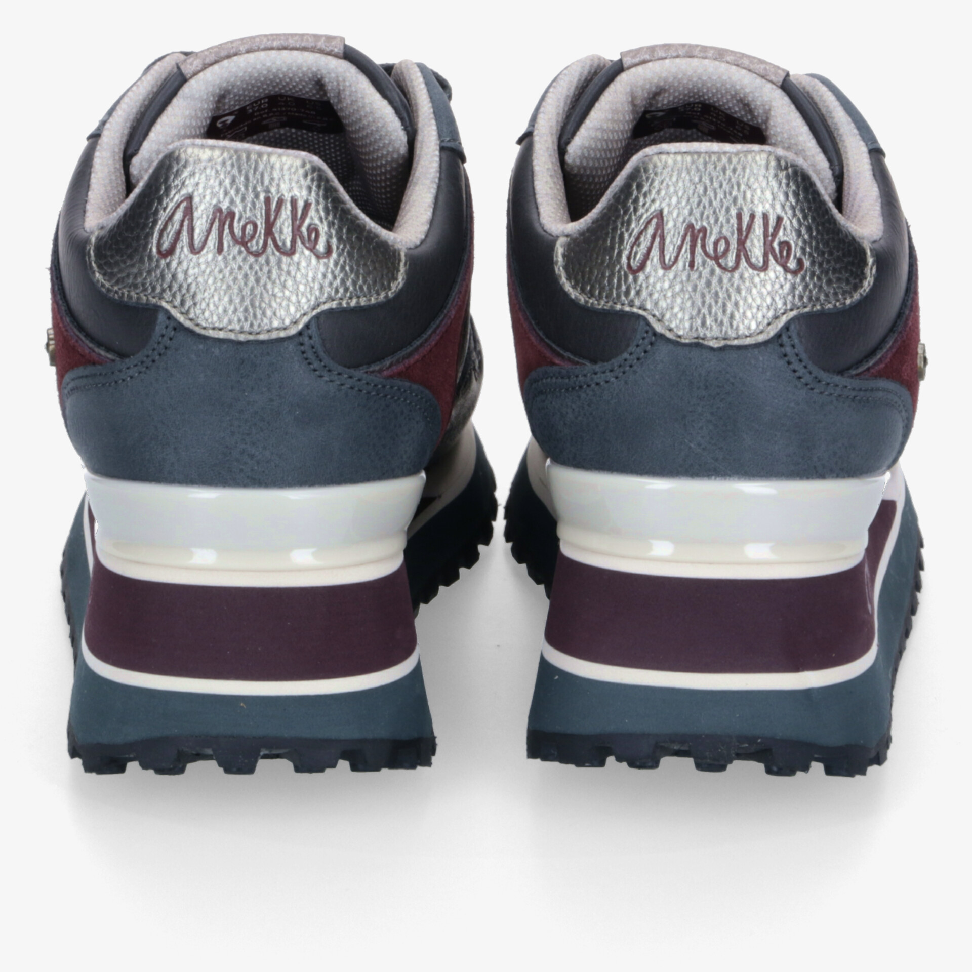 Robuste Sportschuhe in Blau mit Bordeaux-Details, gepolsterte Fersenkappe und rutschfeste Profilsohle, Rückansicht