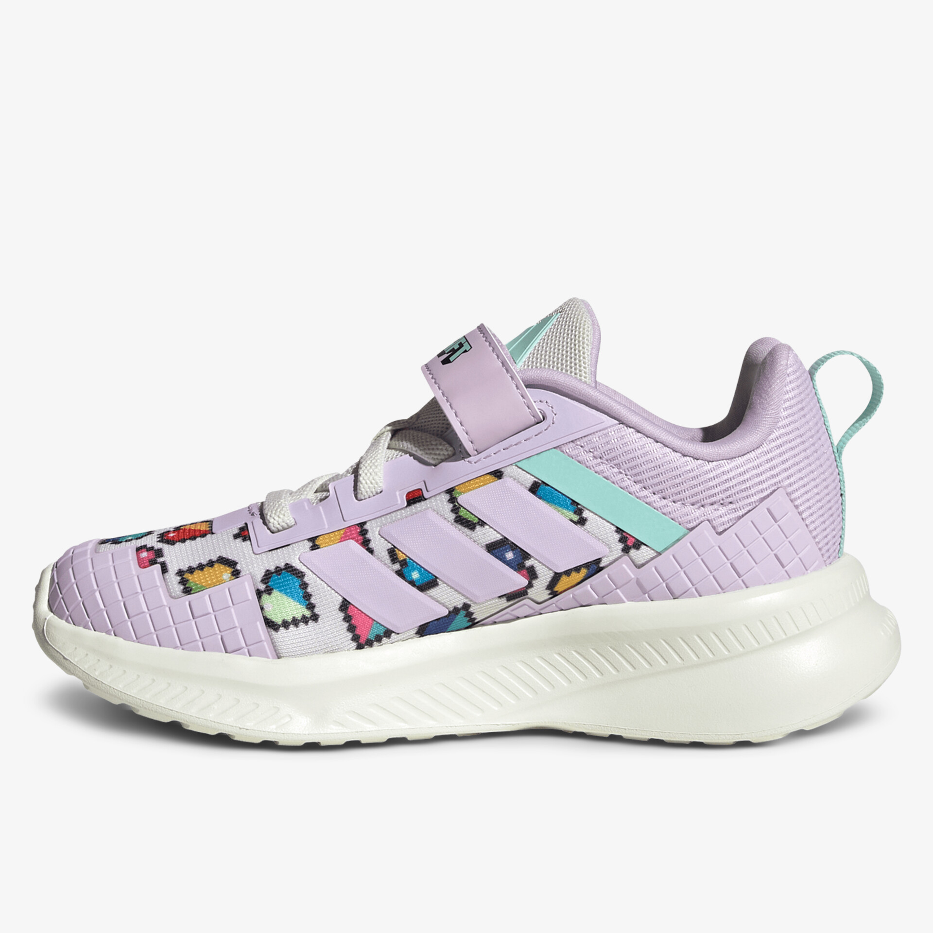 Seitliche Ansicht eines bequemen Sportschuhs mit atmungsaktivem Mesh und Riemenverschluss