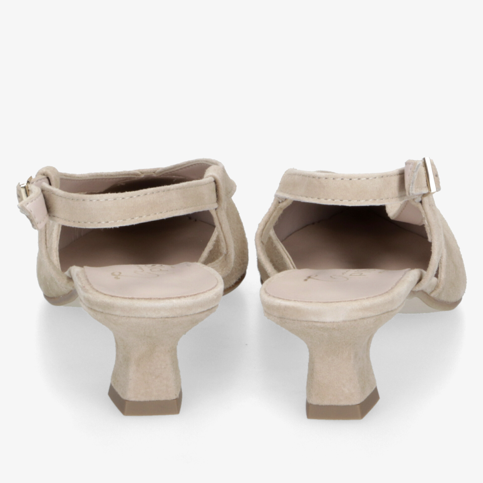 Bequeme Sandalen mit niedrigem Absatz und verstellbarer Schnalle, offen und komfortabel gestaltet für eleganten Sommerstil