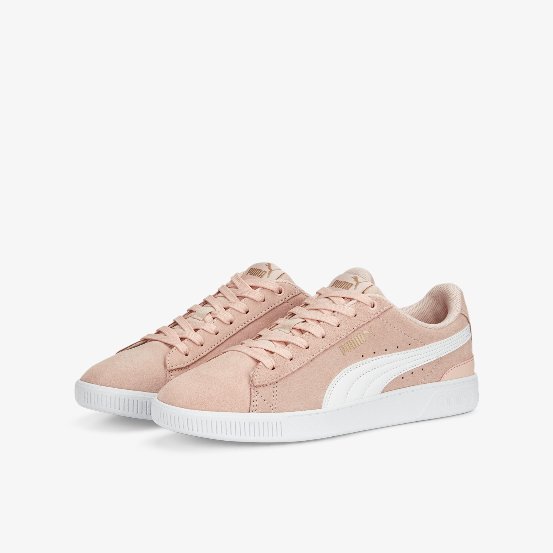 Stylische Wildleder-Sneaker in zartem Rosa mit weißer Sohle für ein sportlich-modernes Auftreten.