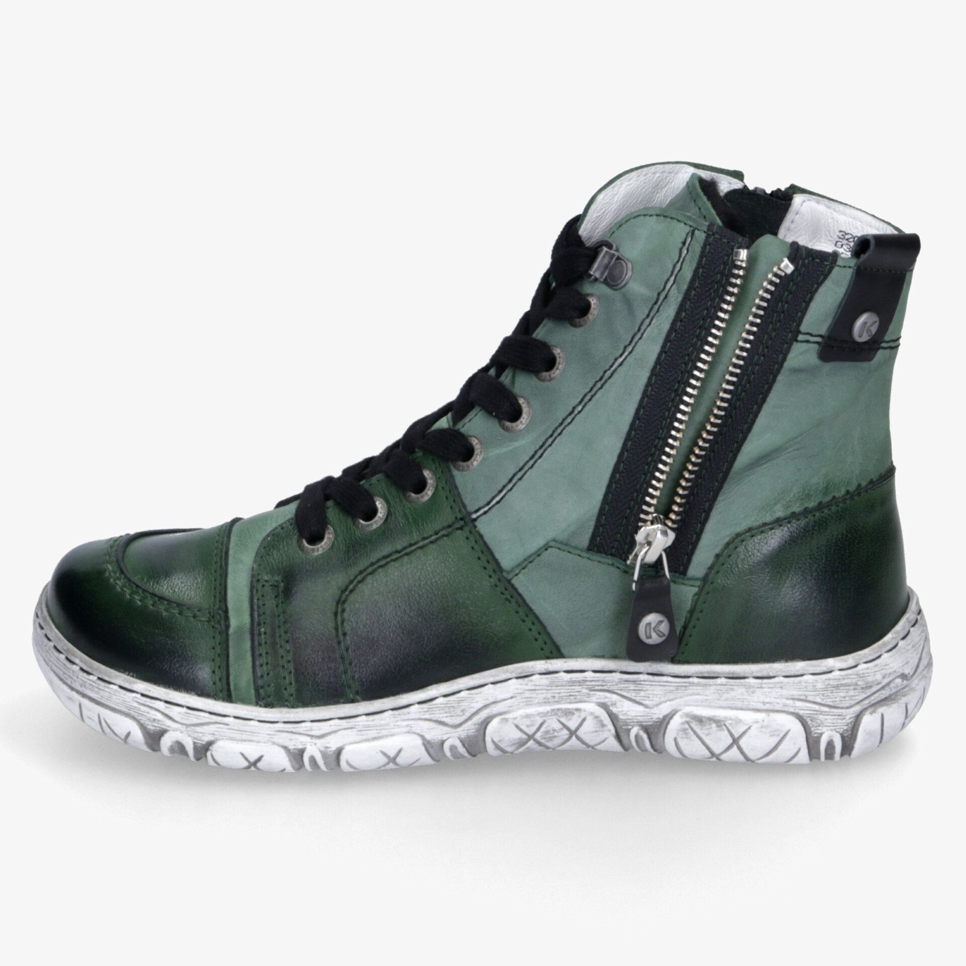 Grüner Sneaker aus hochwertigem Leder mit seitlichem Reißverschluss und robuster Profilsohle in seitlicher Ansicht