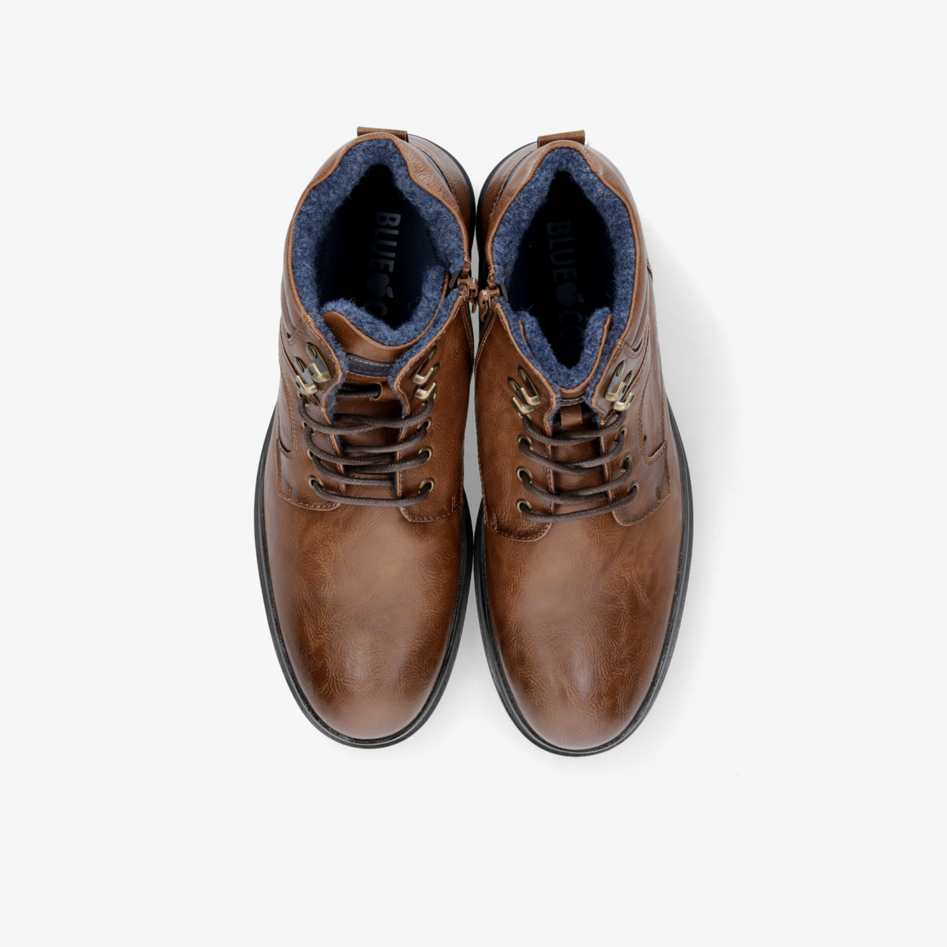 Robuste braune Lederschuhe mit Schnürung, bequem und modisch, aufgenommen von oben in Draufsicht