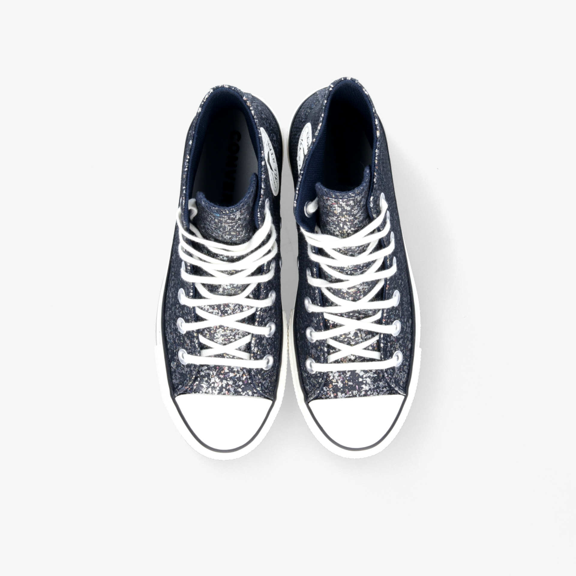 Schwarze Sneaker mit weißer Spitze, robuster Schnürung und rutschfester Sohle in moderner Draufsicht
