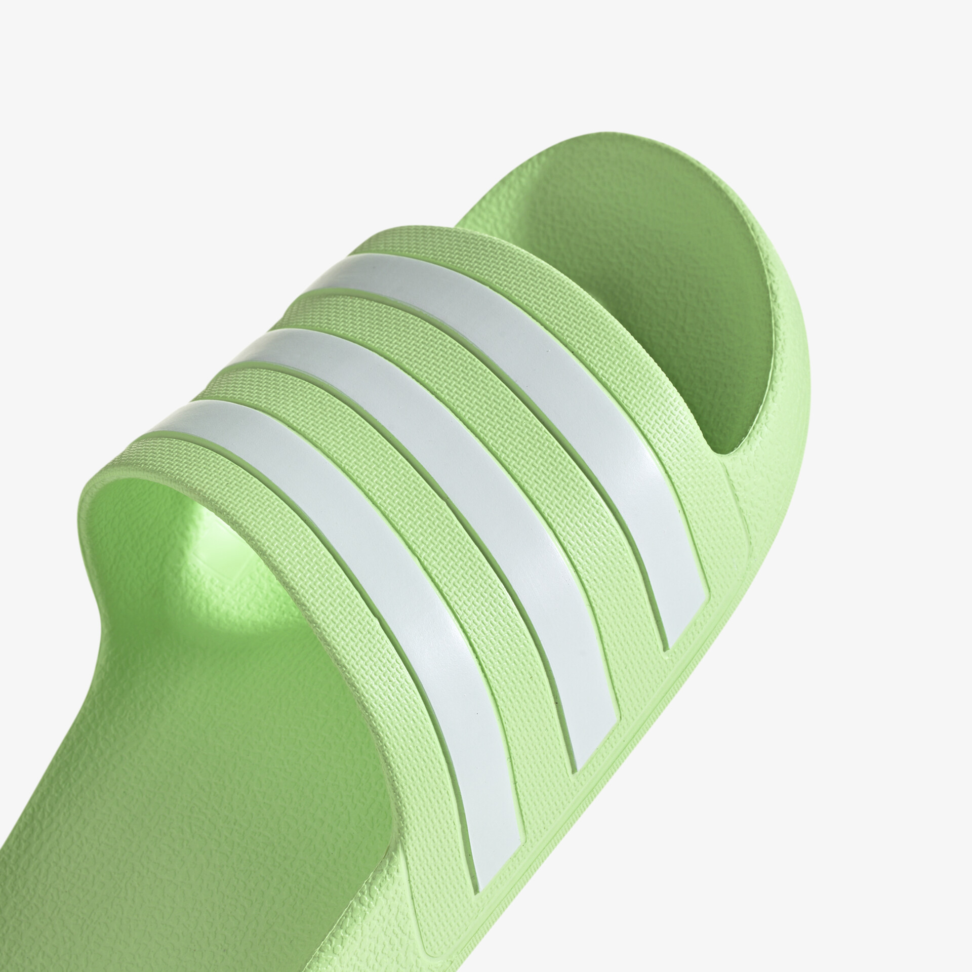 Grün-weißer bequemer Badeschuh-Slide mit komfortabler Passform und rutschfester Sohle, Detailansicht
