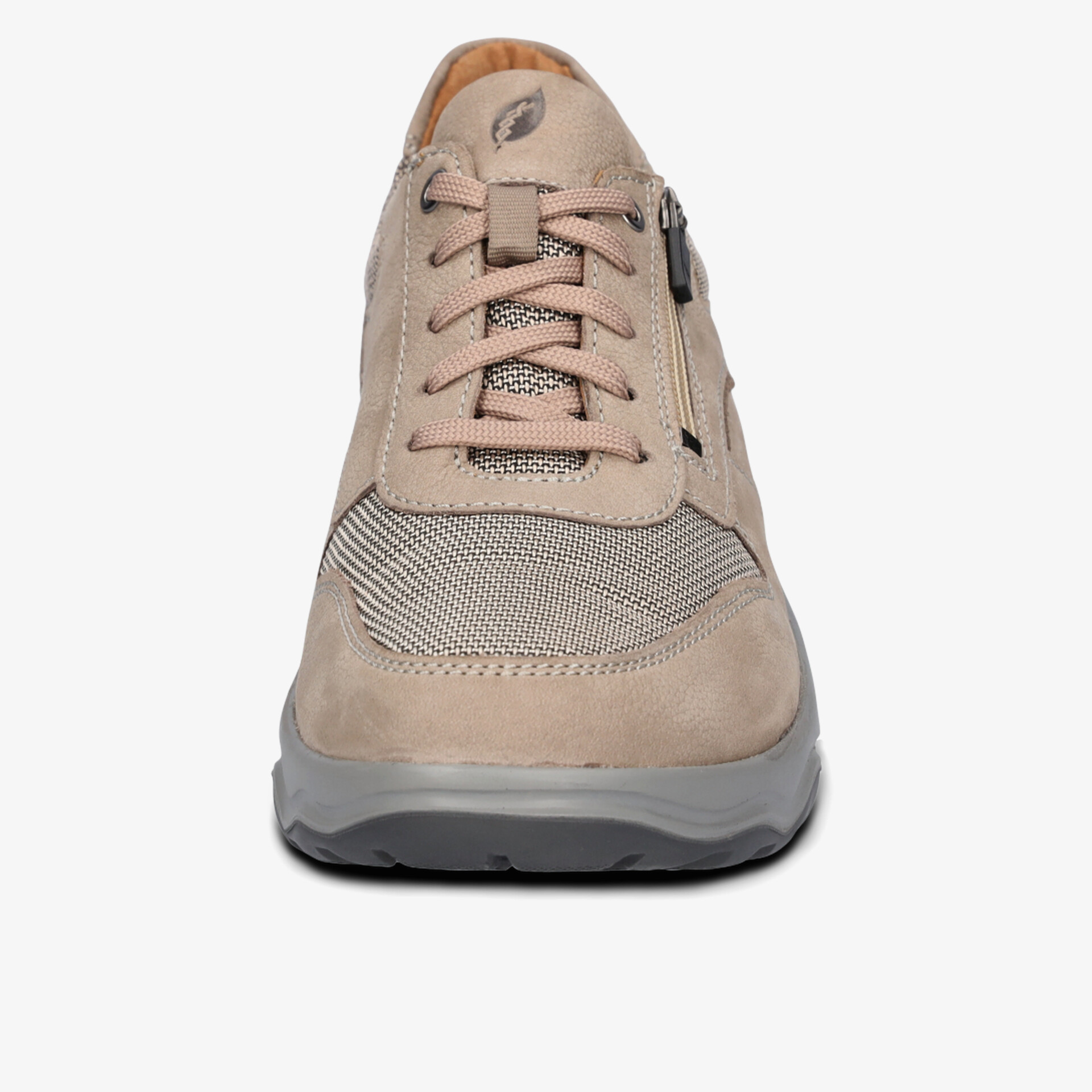 Bequemer Schuh mit atmungsaktivem Material und stabiler Sohle frontal fotografiert