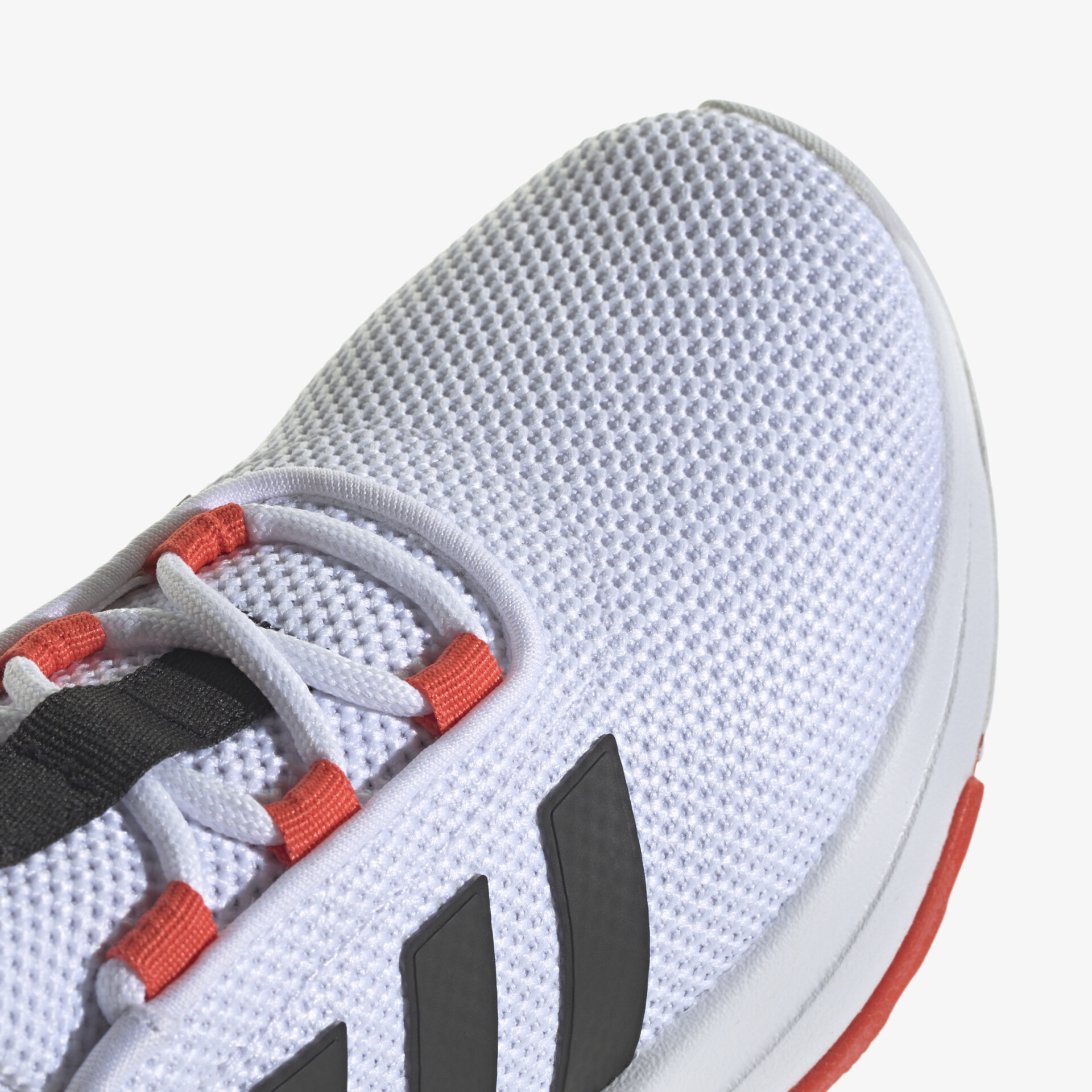 Sportlicher Schuh mit atmungsaktivem Mesh, komfortabler Passform und markantem Streifendesign.