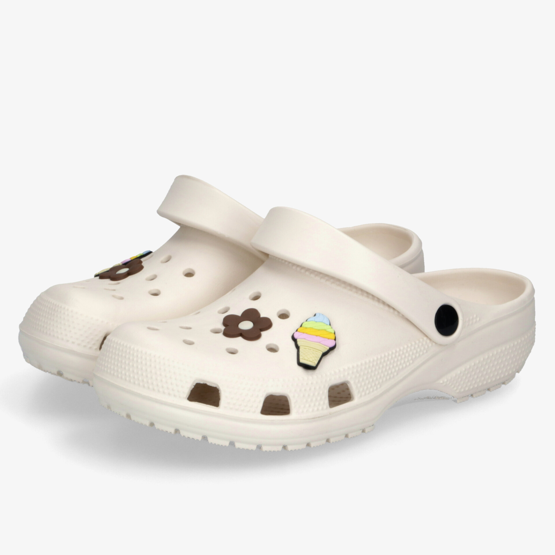 Moderne weiße Clogs mit bequemer Passform, Belüftungslöchern und niedlichen Verzierungen für vielseitige Anlässe.