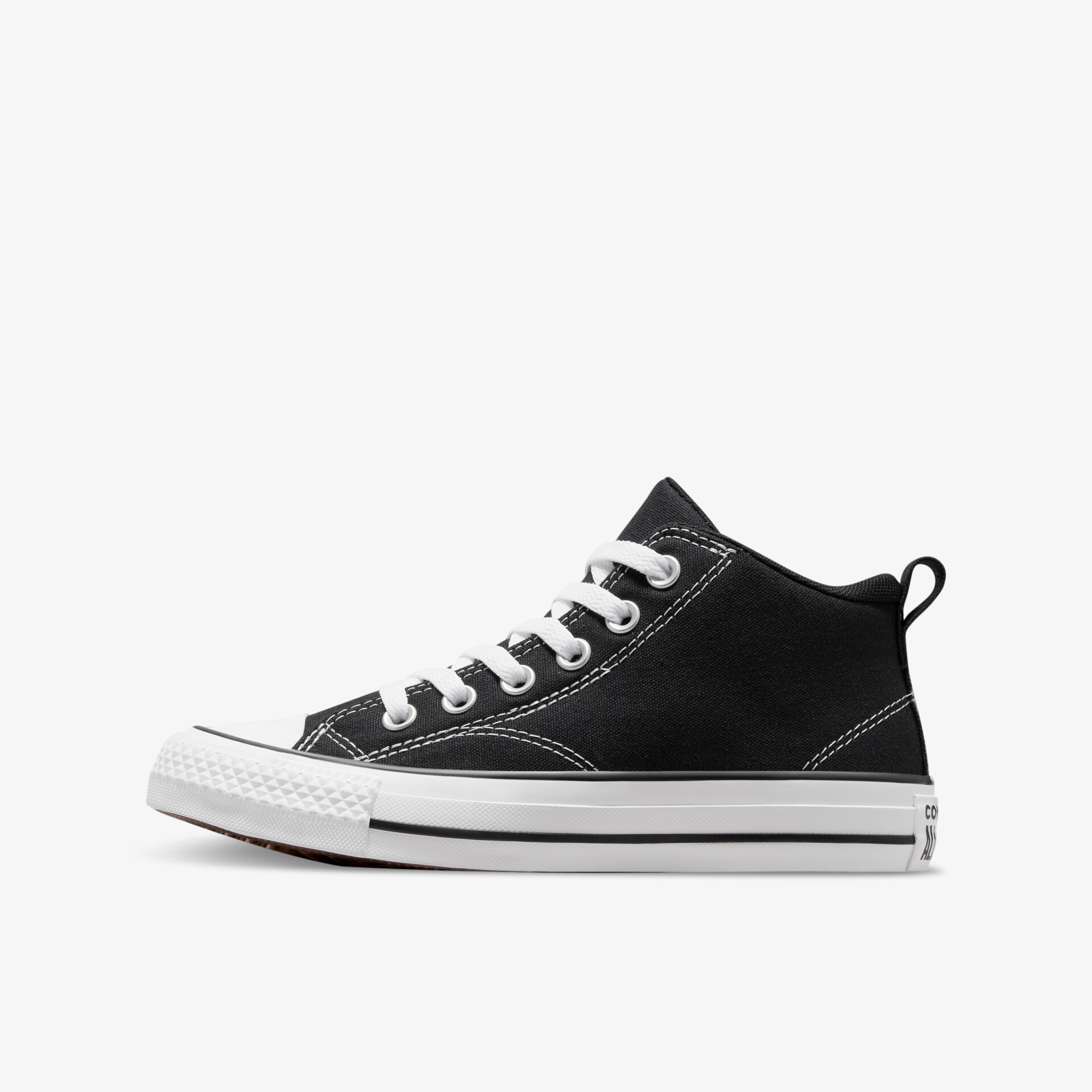 Schwarze Sneakers im klassischen Design, seitliche Ansicht mit weißen Schnürsenkeln und robuster Gummisohle.