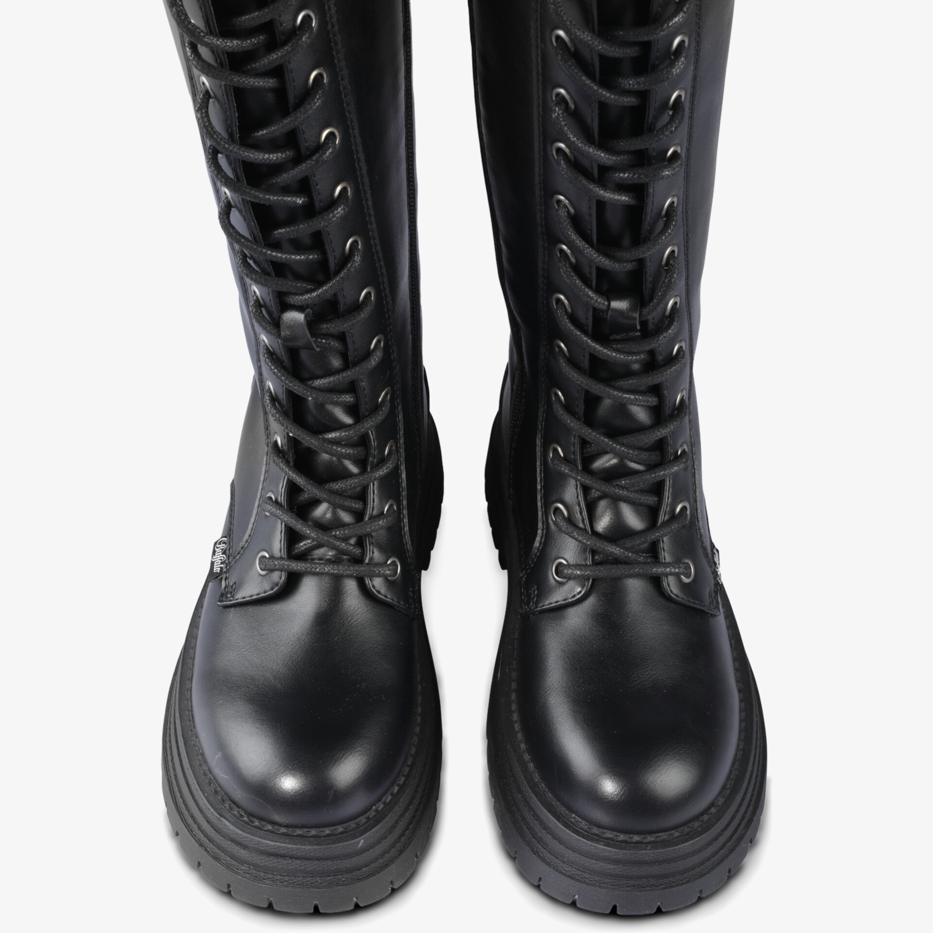 Robuste schwarze Stiefel mit dichter Schnürung und strapazierfähiger Sohle, frontale Ansicht