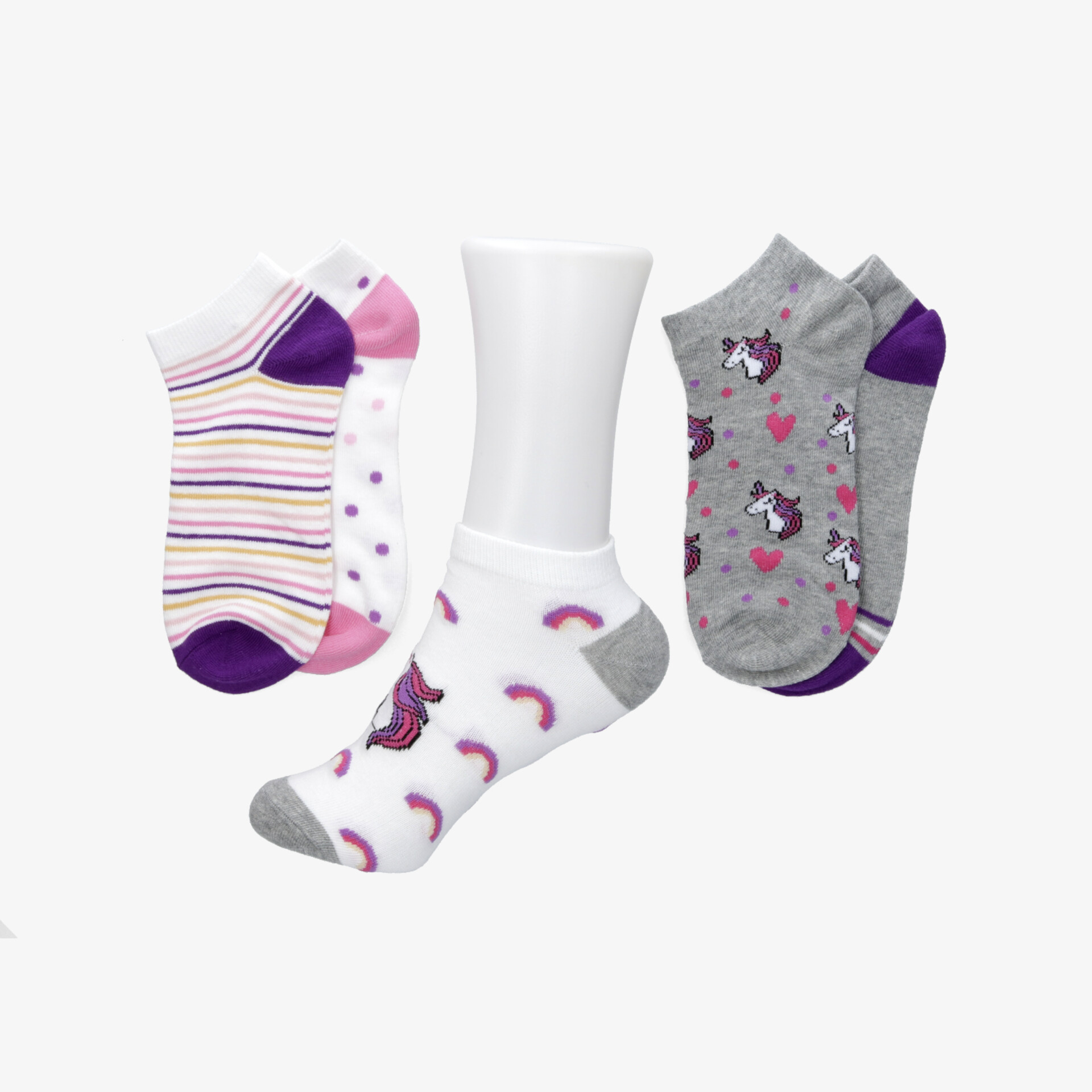 Drei Paar bunte, kurze Socken mit angenehmem Tragekomfort und elastischem Bund in verschiedenen Mustern