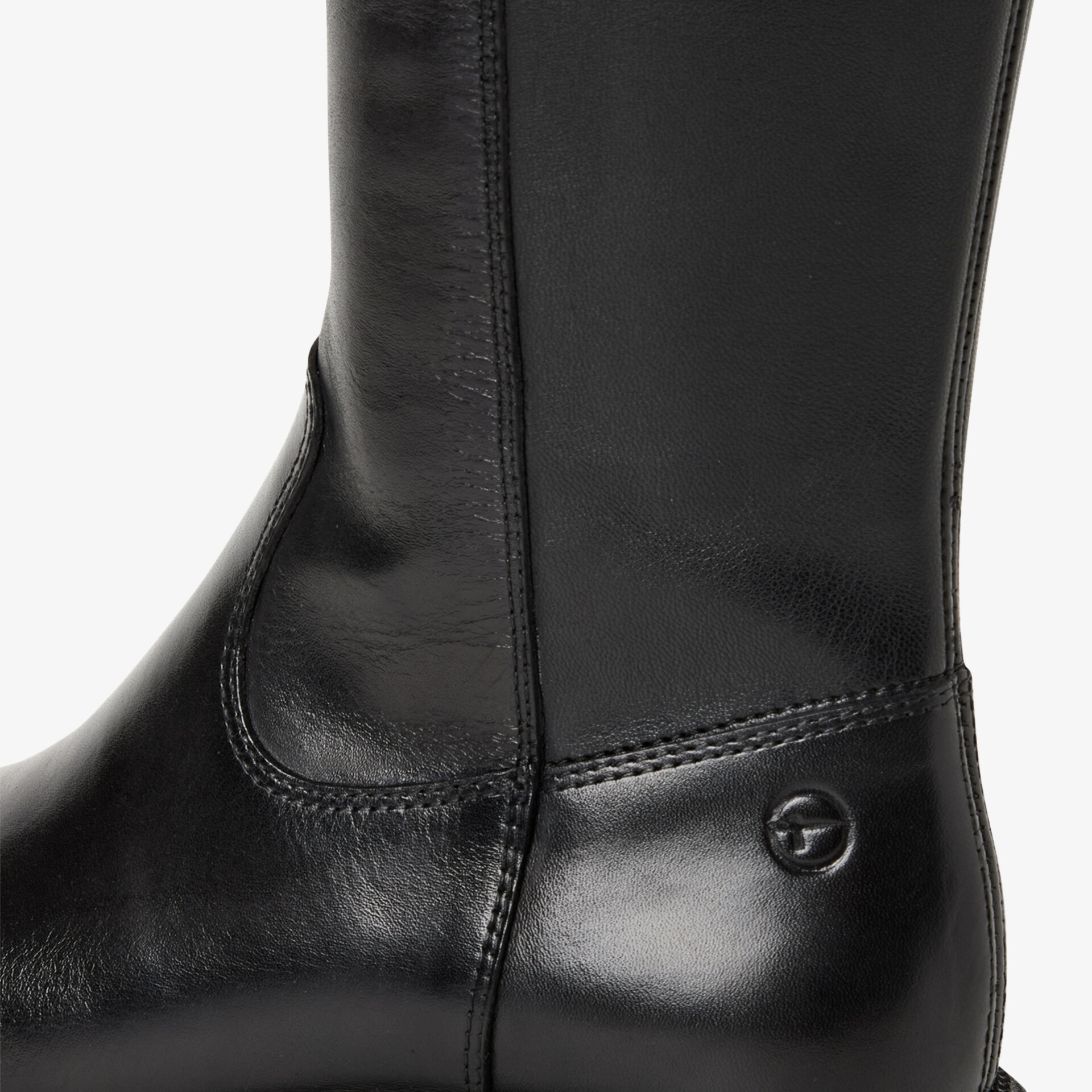 Schwarzer Lederstiefel mit glatter Oberfläche und sichtbaren Seitennähten in eleganter Verarbeitung