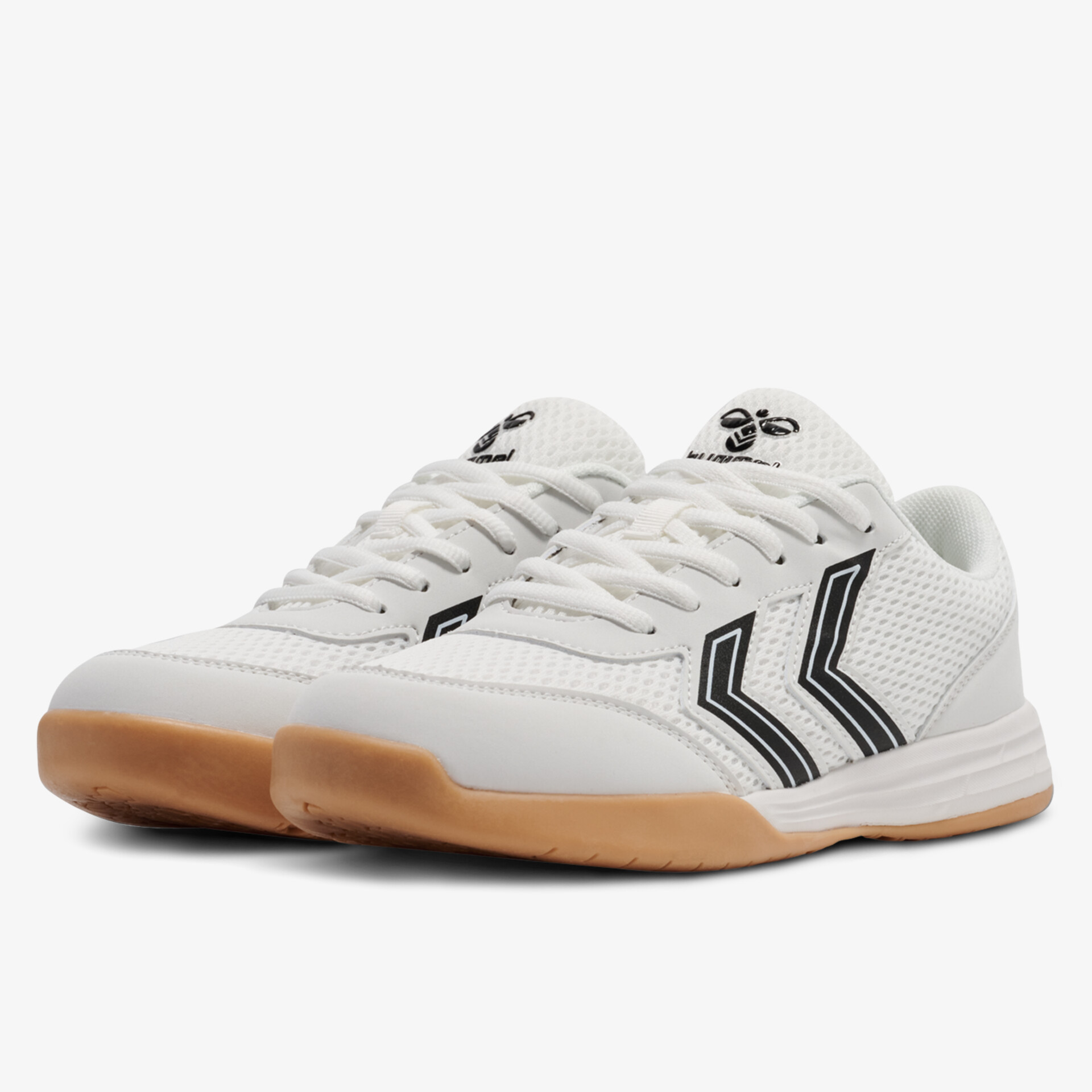 Weißer Sneaker mit sportlichem Design und robuster Gummisohle für komfortables Tragen